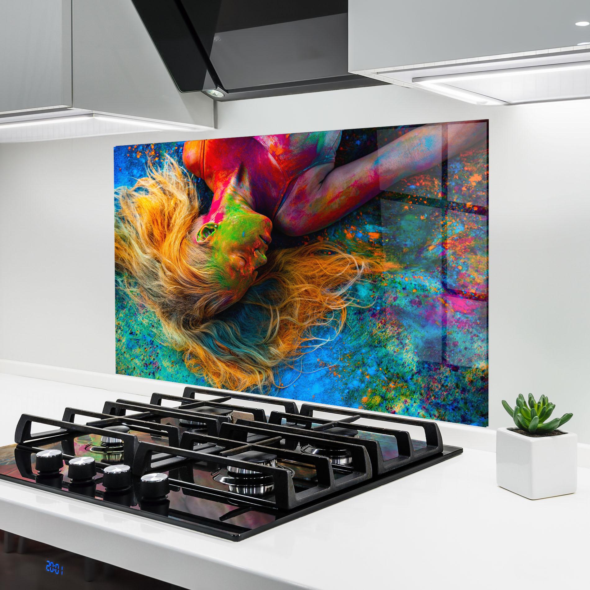 Küchenrückwand Glas Powder Holi Woman mockup 6