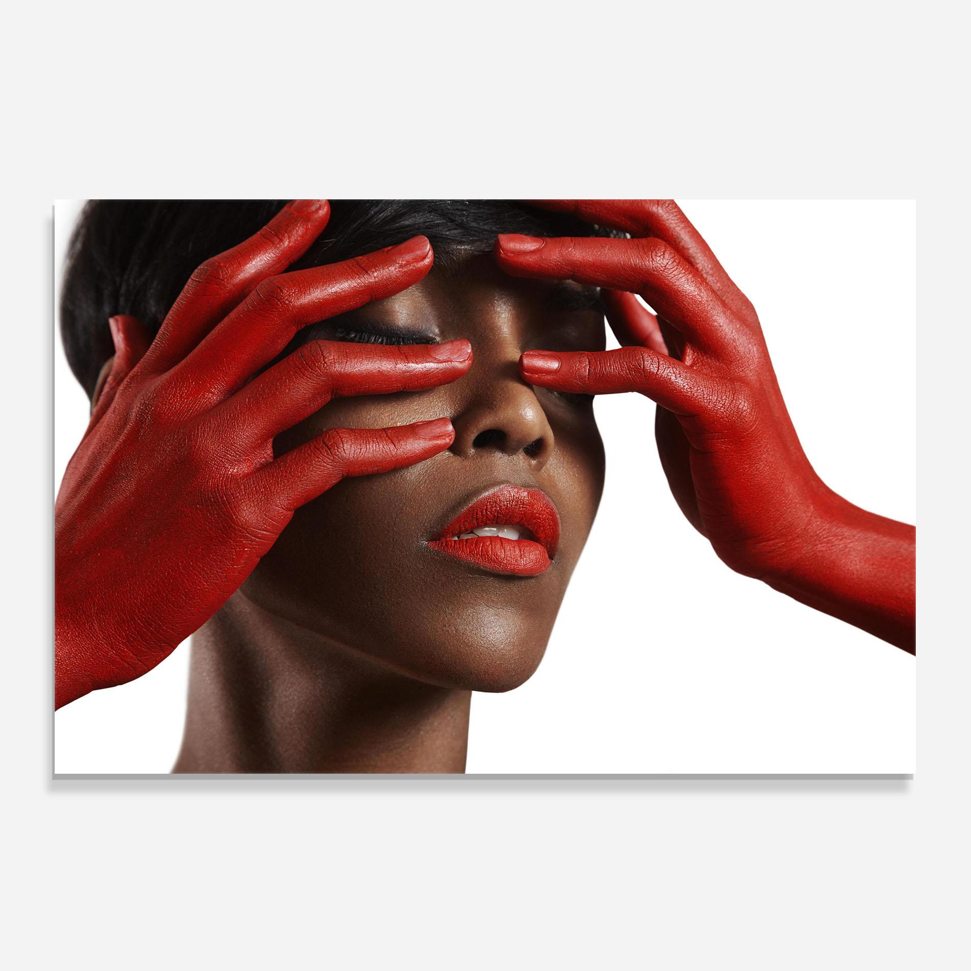 Küchenrückwand Glas Red Hands Woman mockup 0