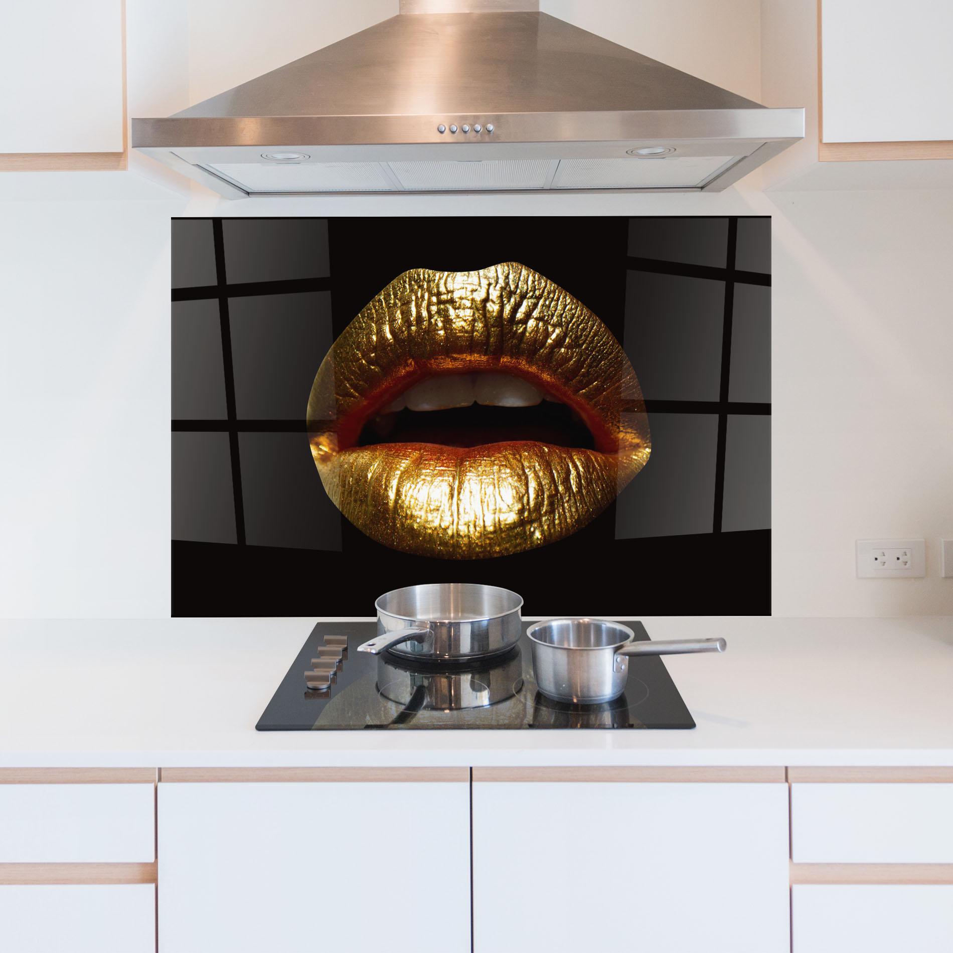 Küchenrückwand Glas Pretty Gold Lips mockup 5