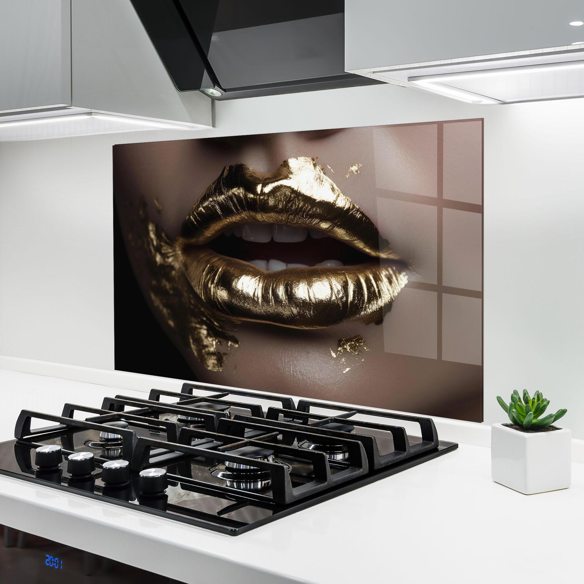 Küchenrückwand Glas Gold Lips mockup 6