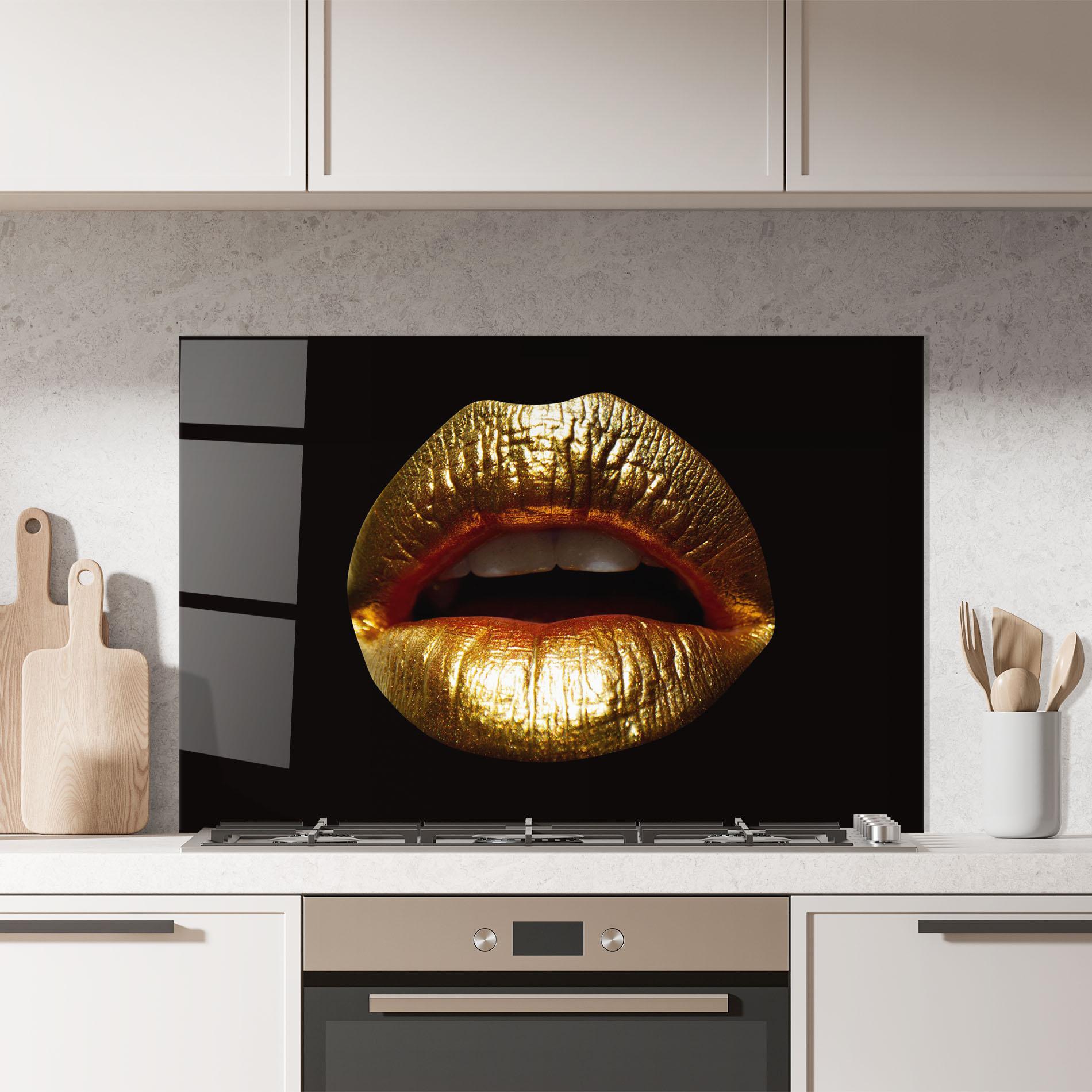 Küchenrückwand Glas Pretty Gold Lips mockup 7