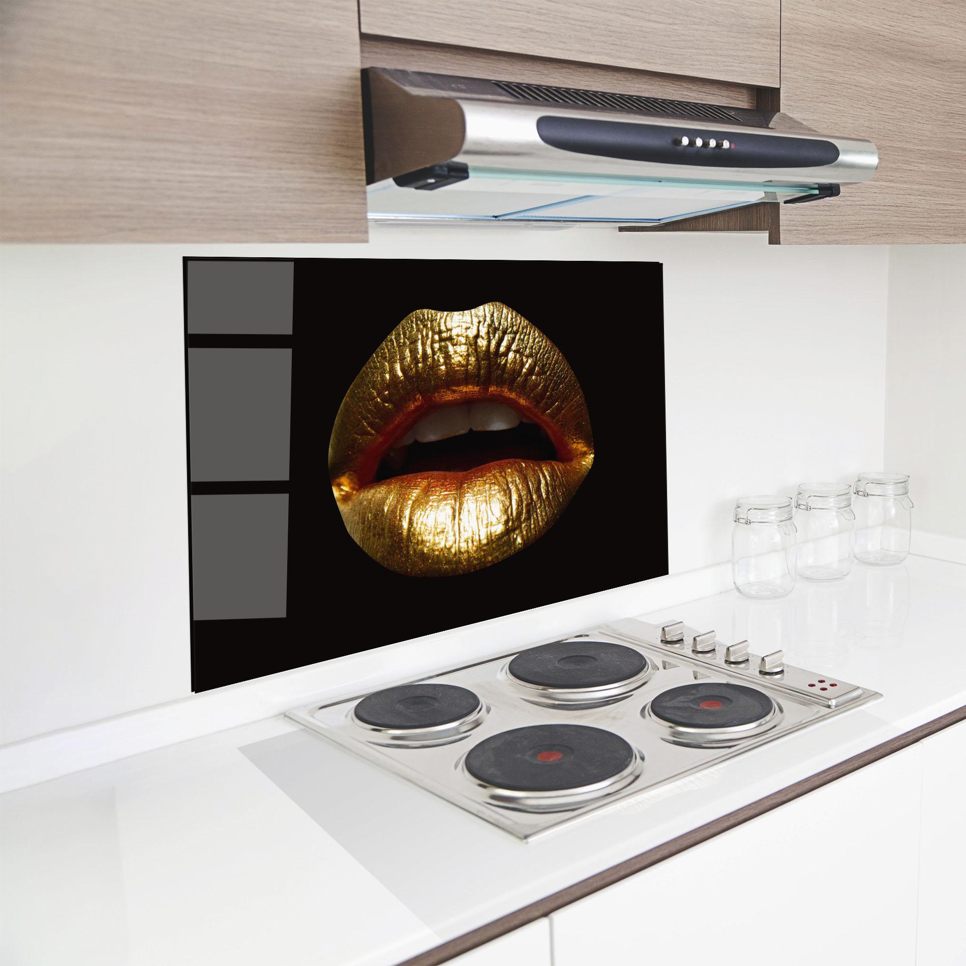 Küchenrückwand Glas Pretty Gold Lips mockup 8