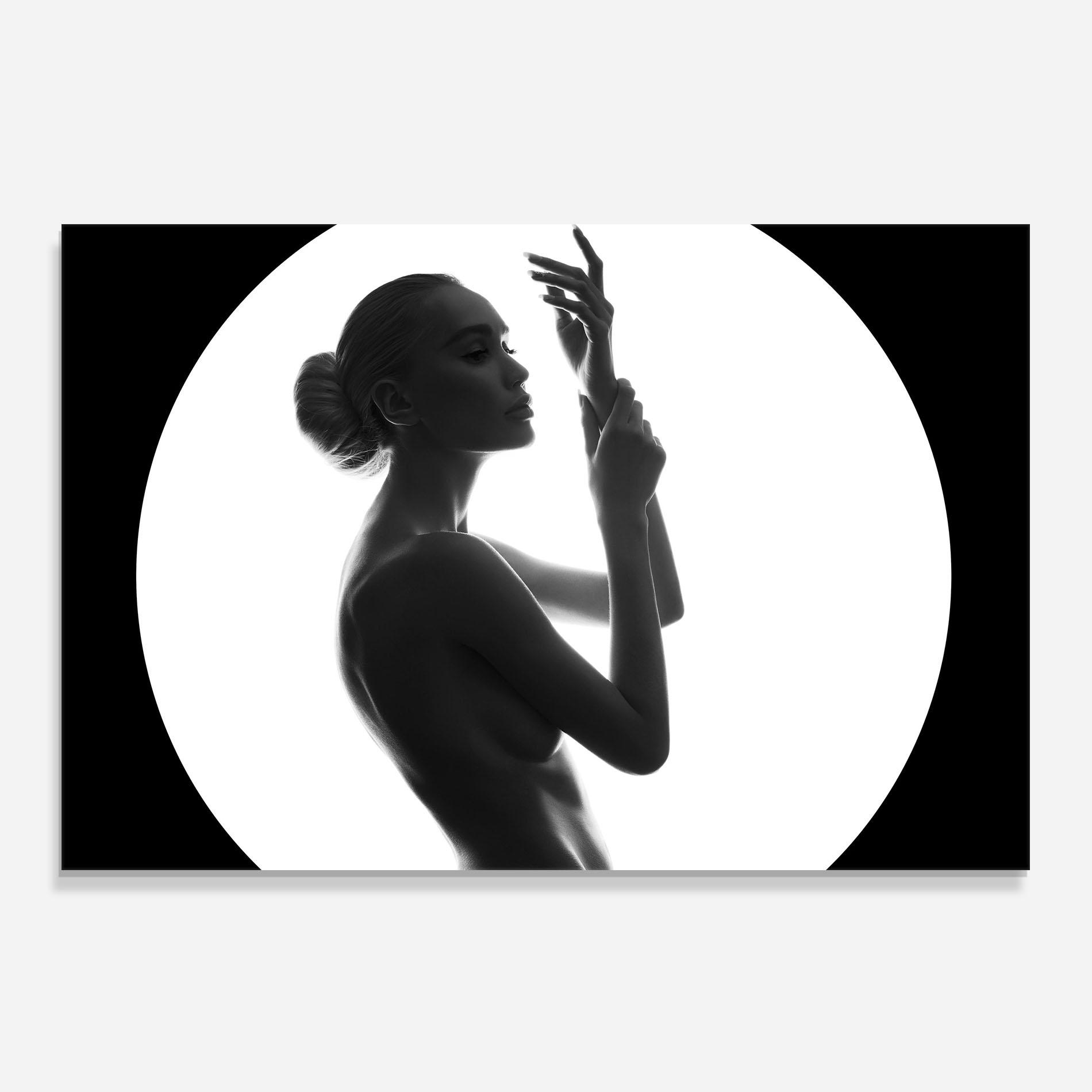 Küchenrückwand Glas Circle Woman Body mockup 0