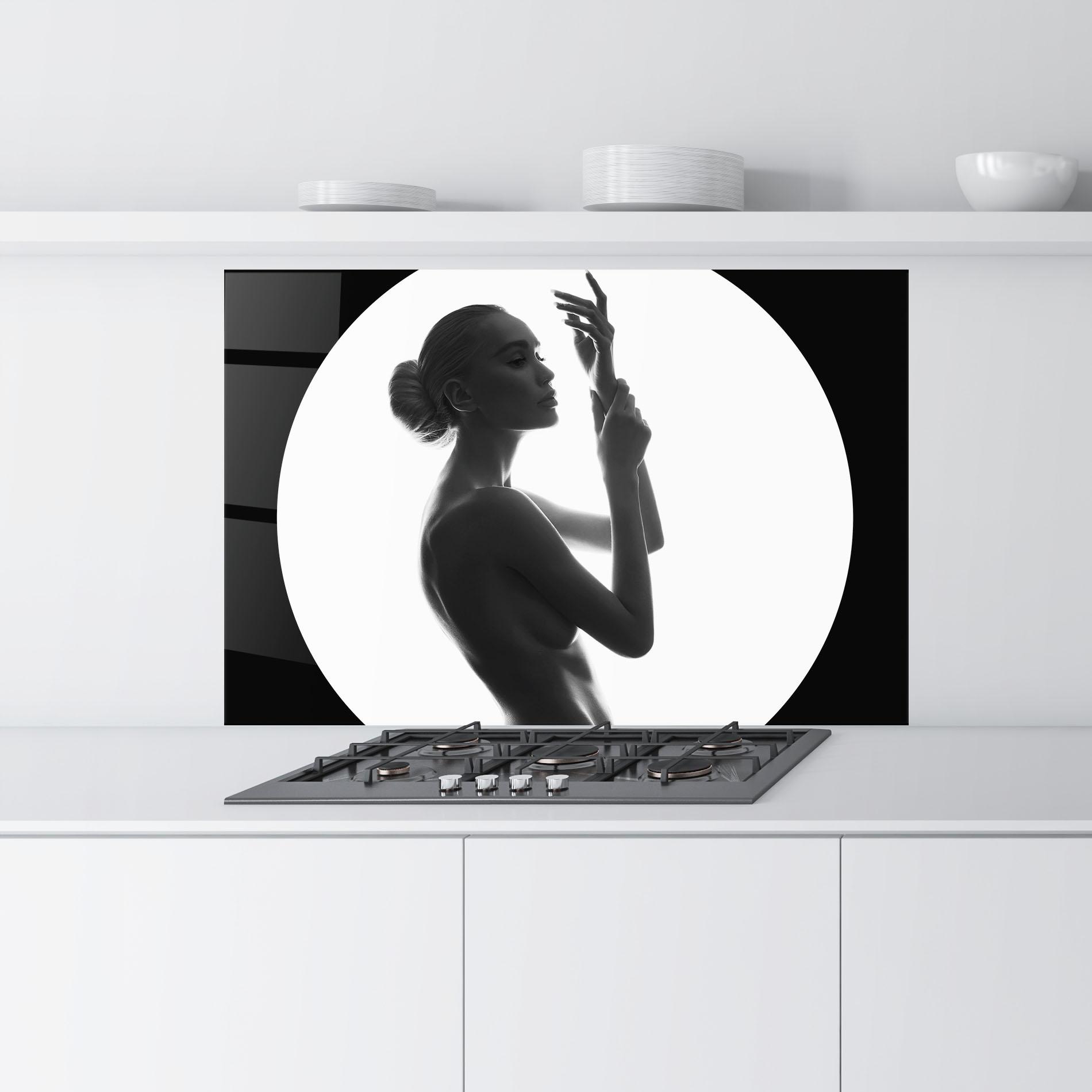 Küchenrückwand Glas Circle Woman Body mockup 9