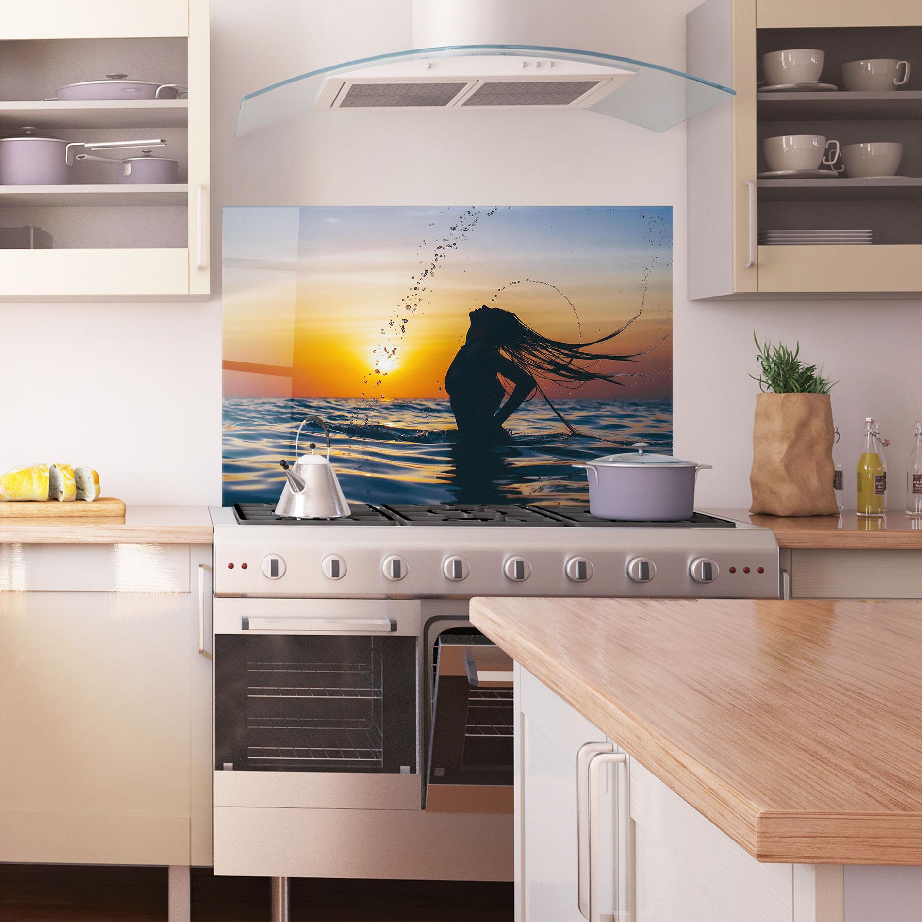 Küchenrückwand Glas Ocean Woman Shilouette mockup 1