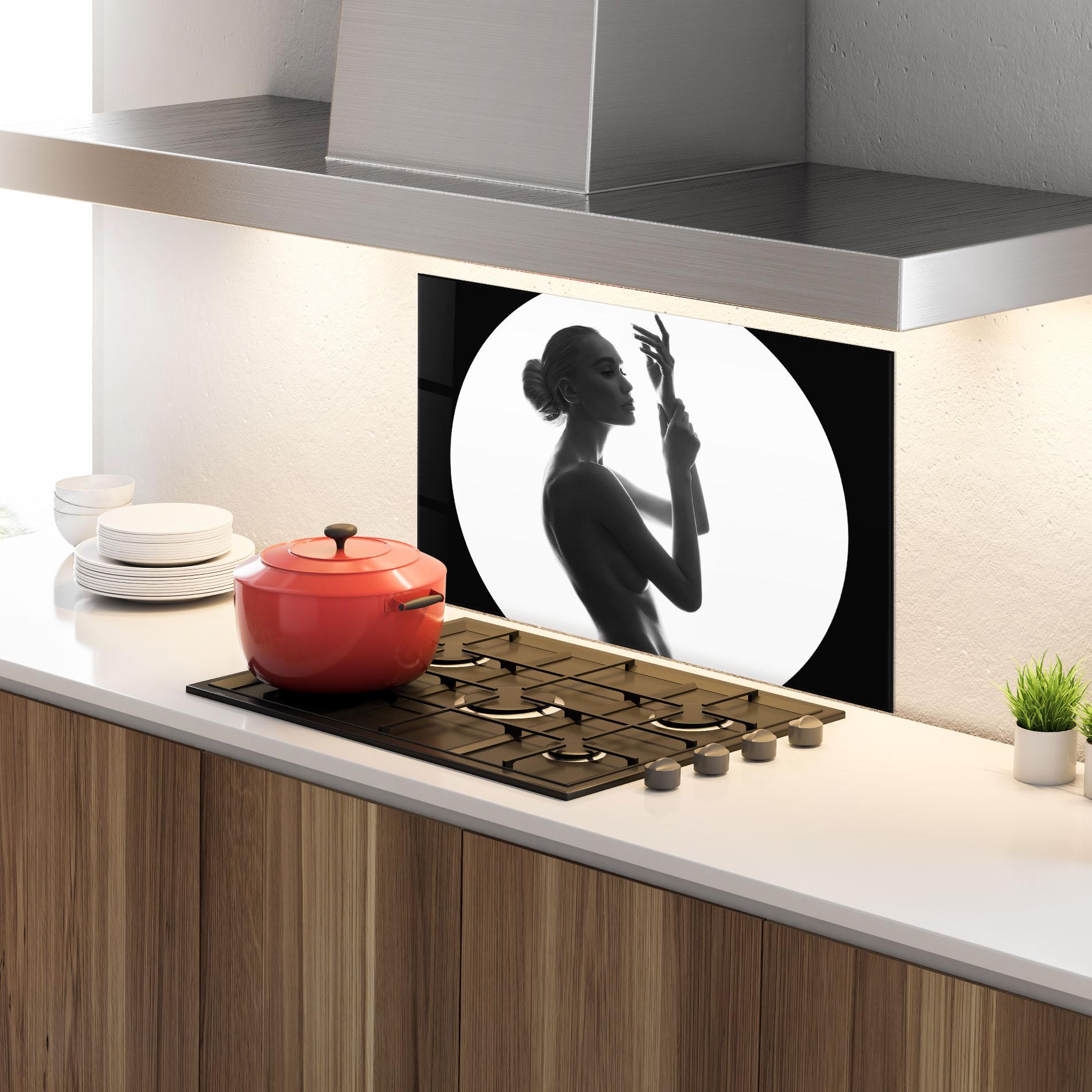 Küchenrückwand Glas Circle Woman Body mockup 4