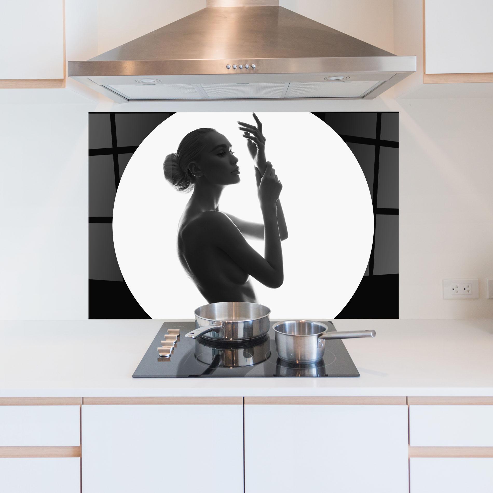 Küchenrückwand Glas Circle Woman Body mockup 5