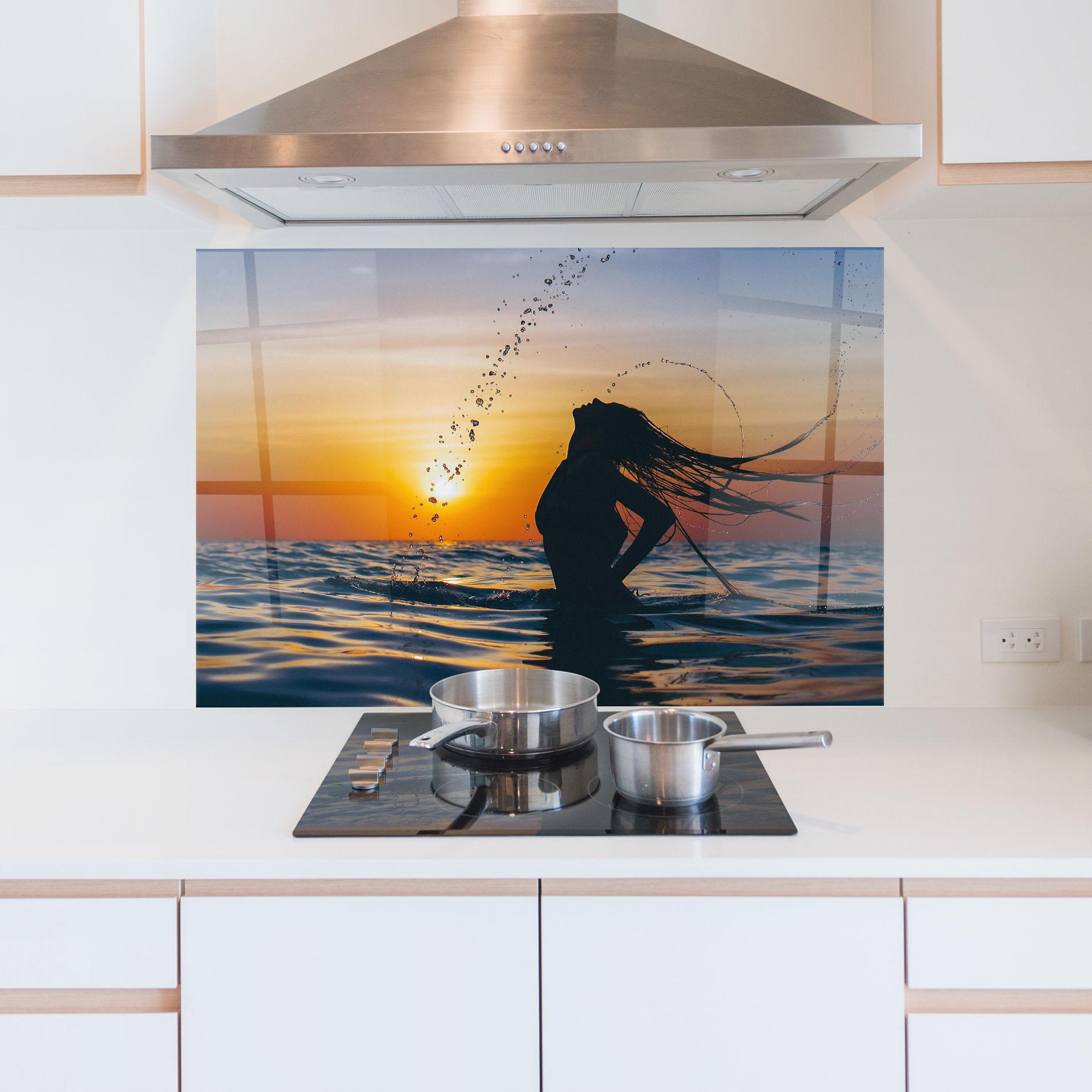 Küchenrückwand Glas Ocean Woman Shilouette mockup 5