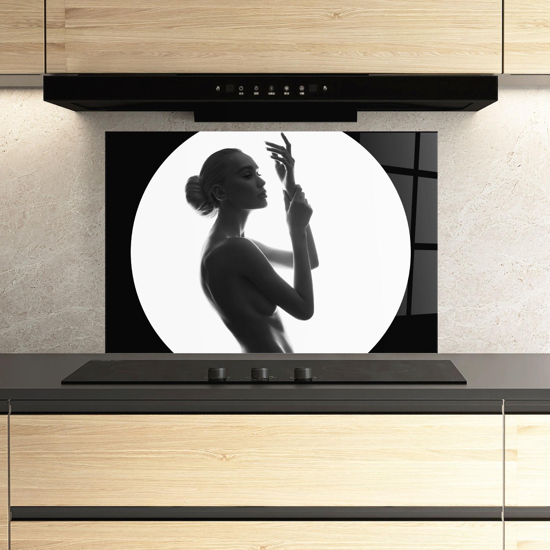 Küchenrückwand Glas Circle Woman Body mockup 3