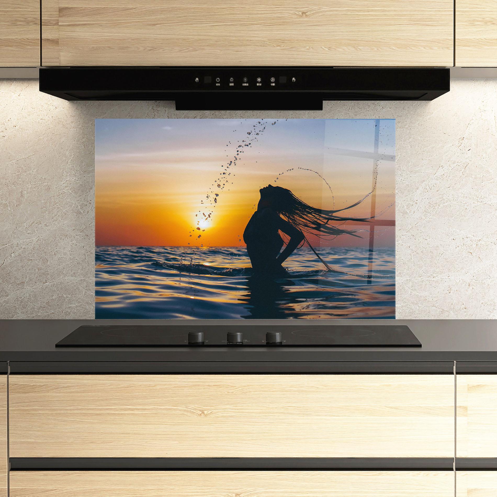 Küchenrückwand Glas Ocean Woman Shilouette mockup 3