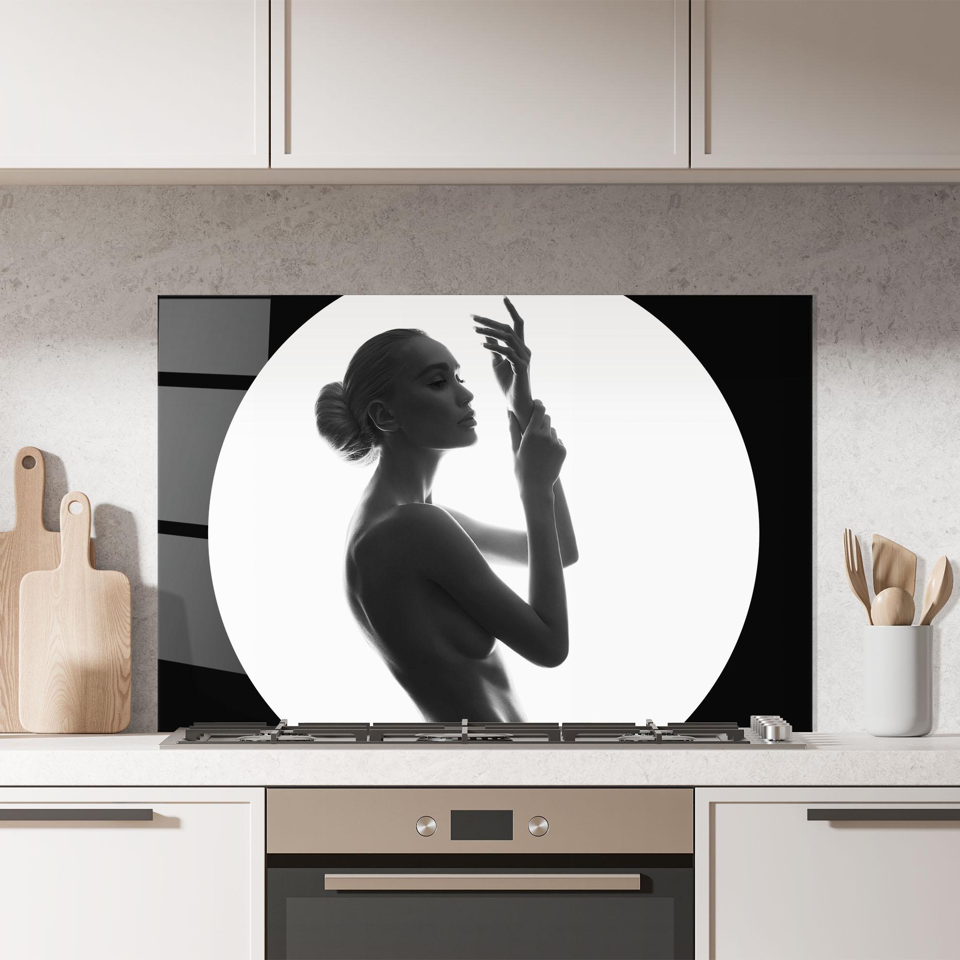 Küchenrückwand Glas Circle Woman Body mockup 7
