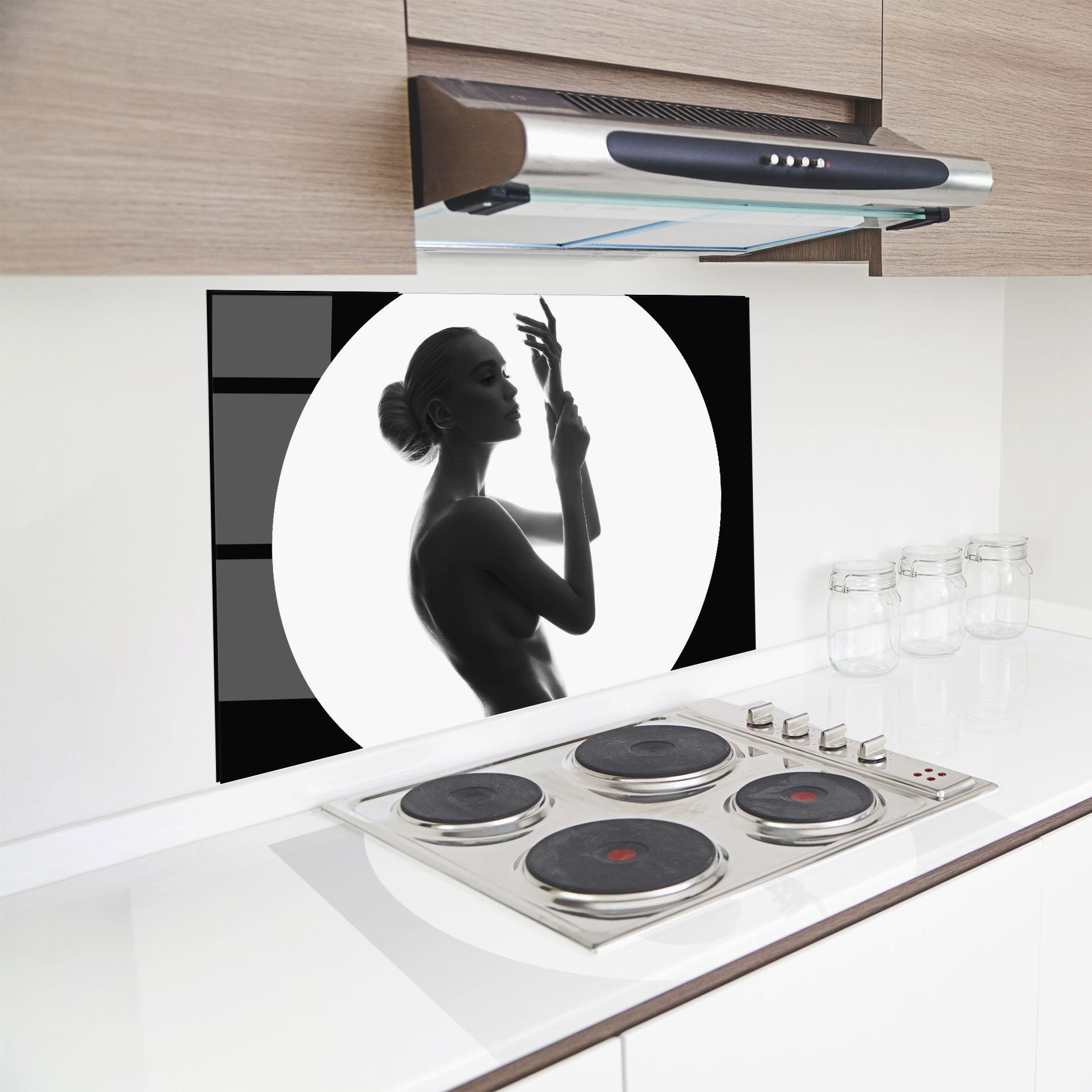 Küchenrückwand Glas Circle Woman Body mockup 8