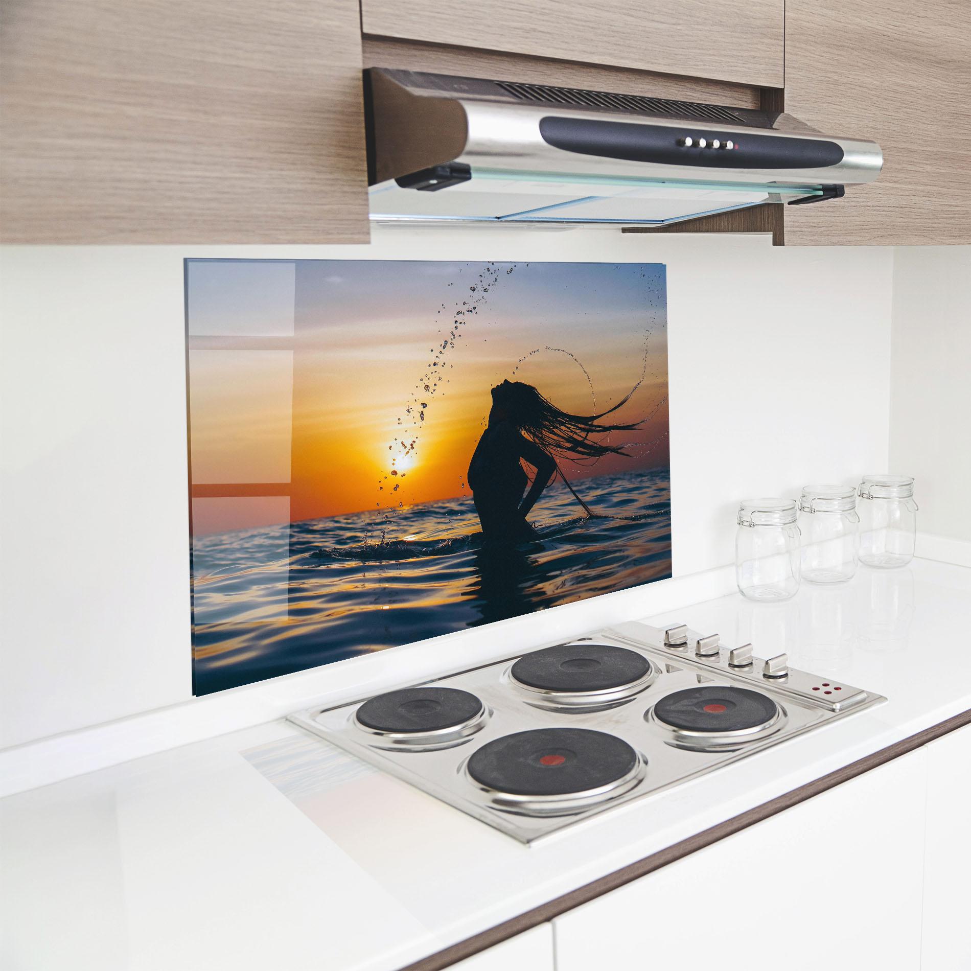 Küchenrückwand Glas Ocean Woman Shilouette mockup 8