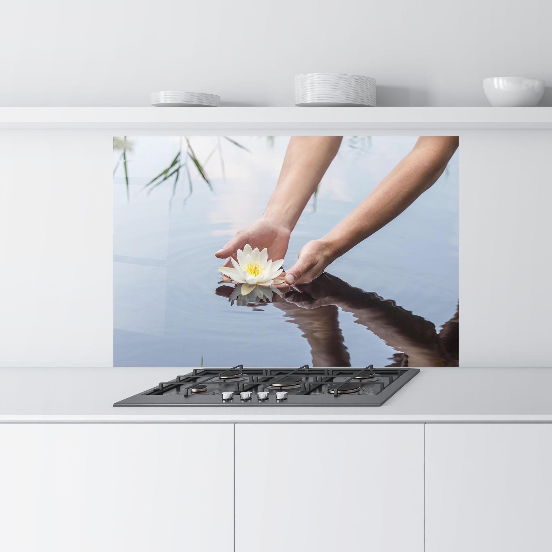 Küchenrückwand Glas Holding Lake Flower mockup 9