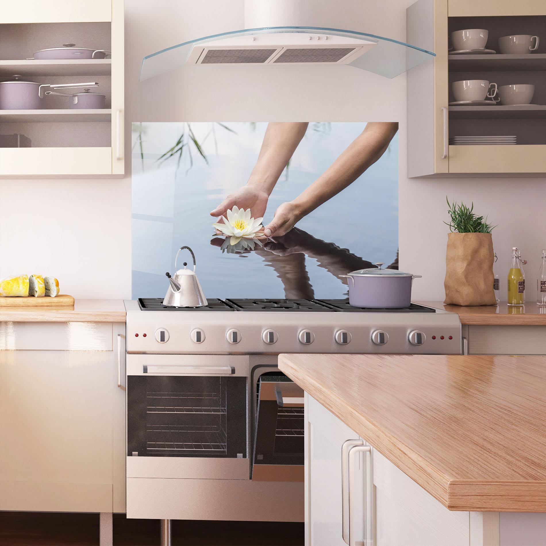 Küchenrückwand Glas Holding Lake Flower mockup 1