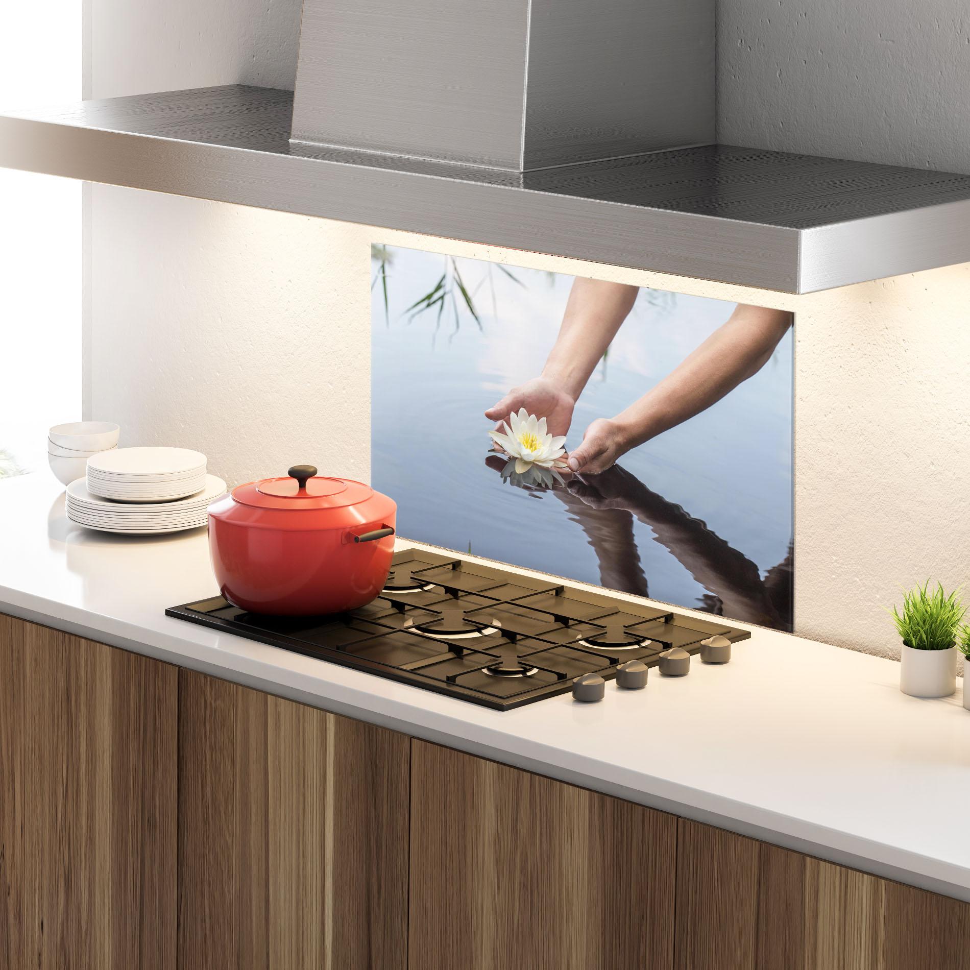 Küchenrückwand Glas Holding Lake Flower mockup 4