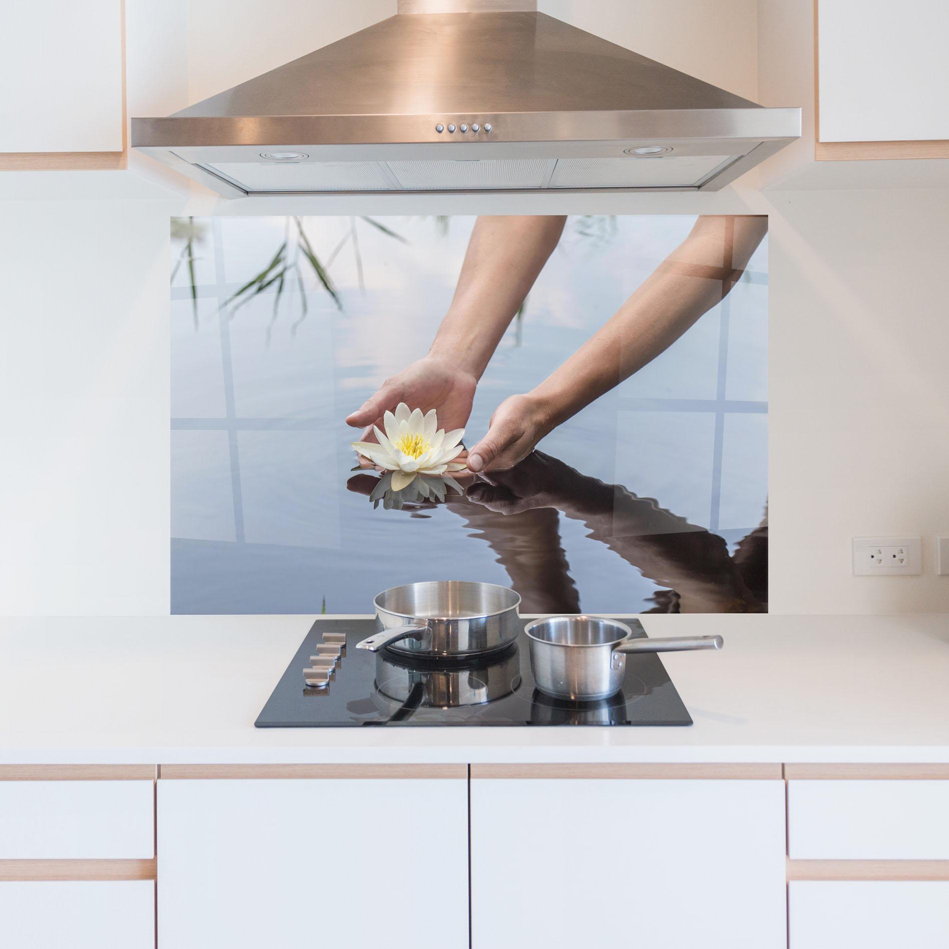 Küchenrückwand Glas Holding Lake Flower mockup 5