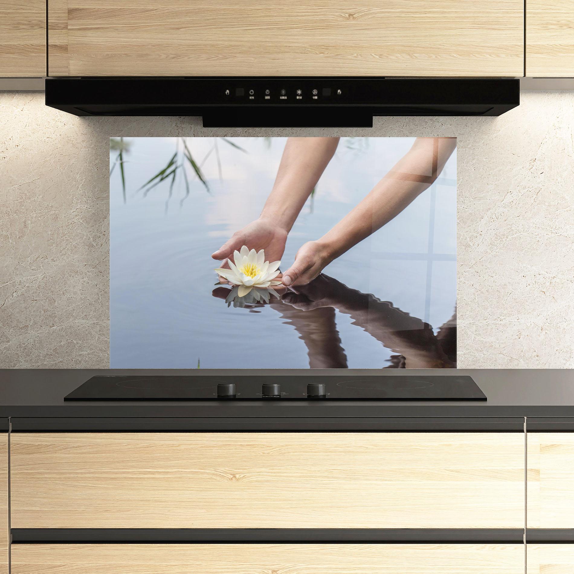 Küchenrückwand Glas Holding Lake Flower mockup 3