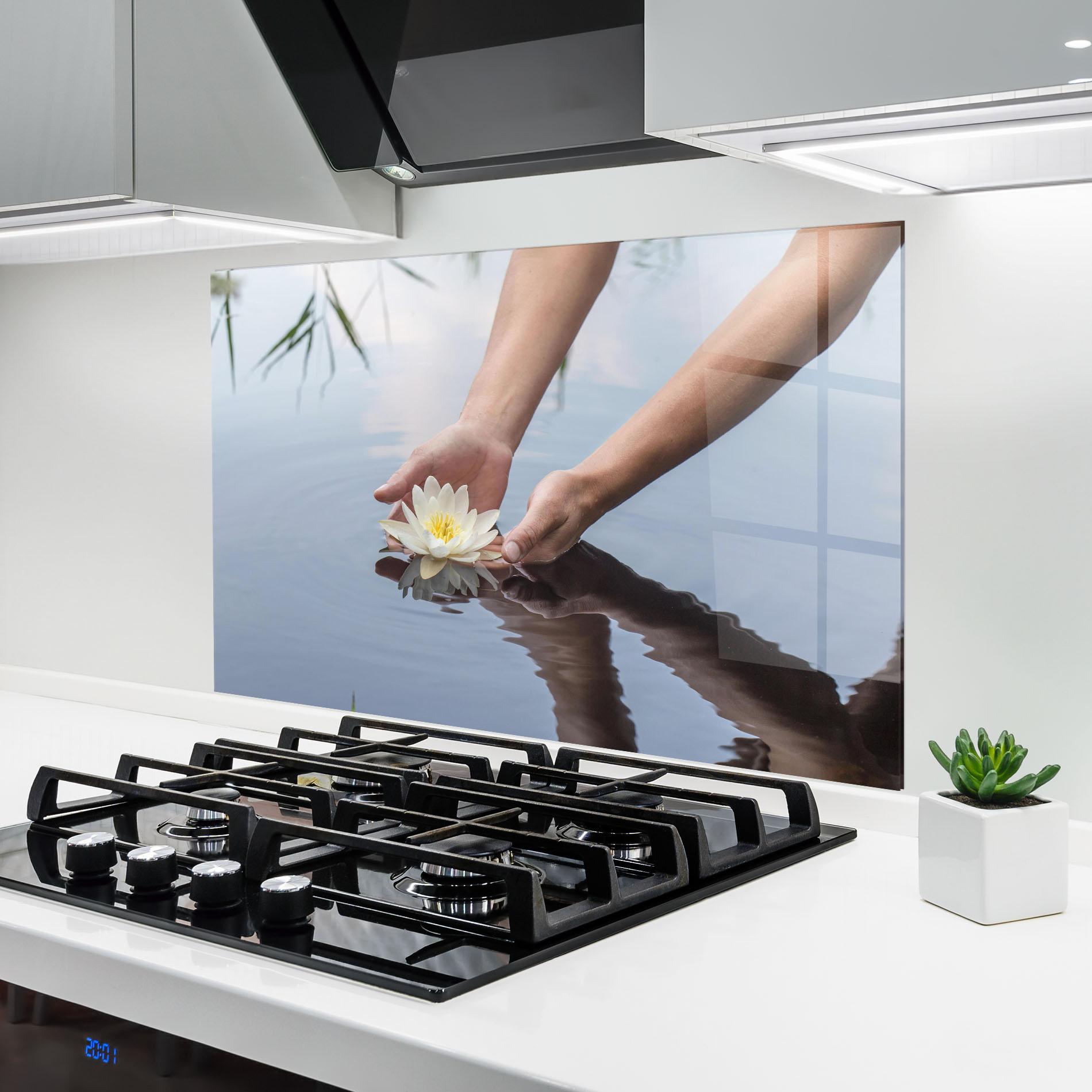 Küchenrückwand Glas Holding Lake Flower mockup 6