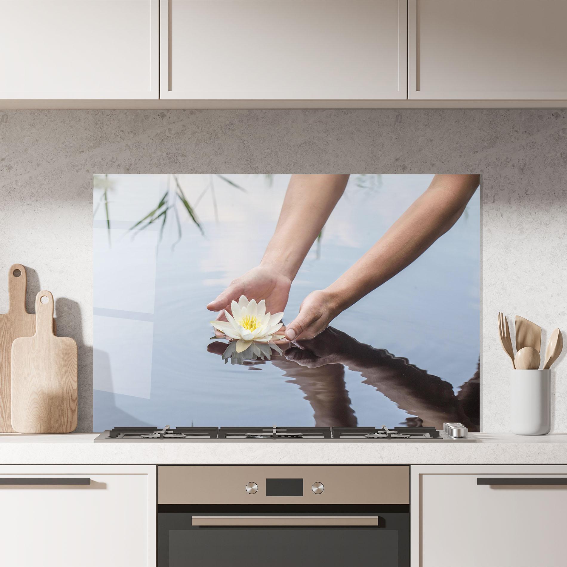 Küchenrückwand Glas Holding Lake Flower mockup 7