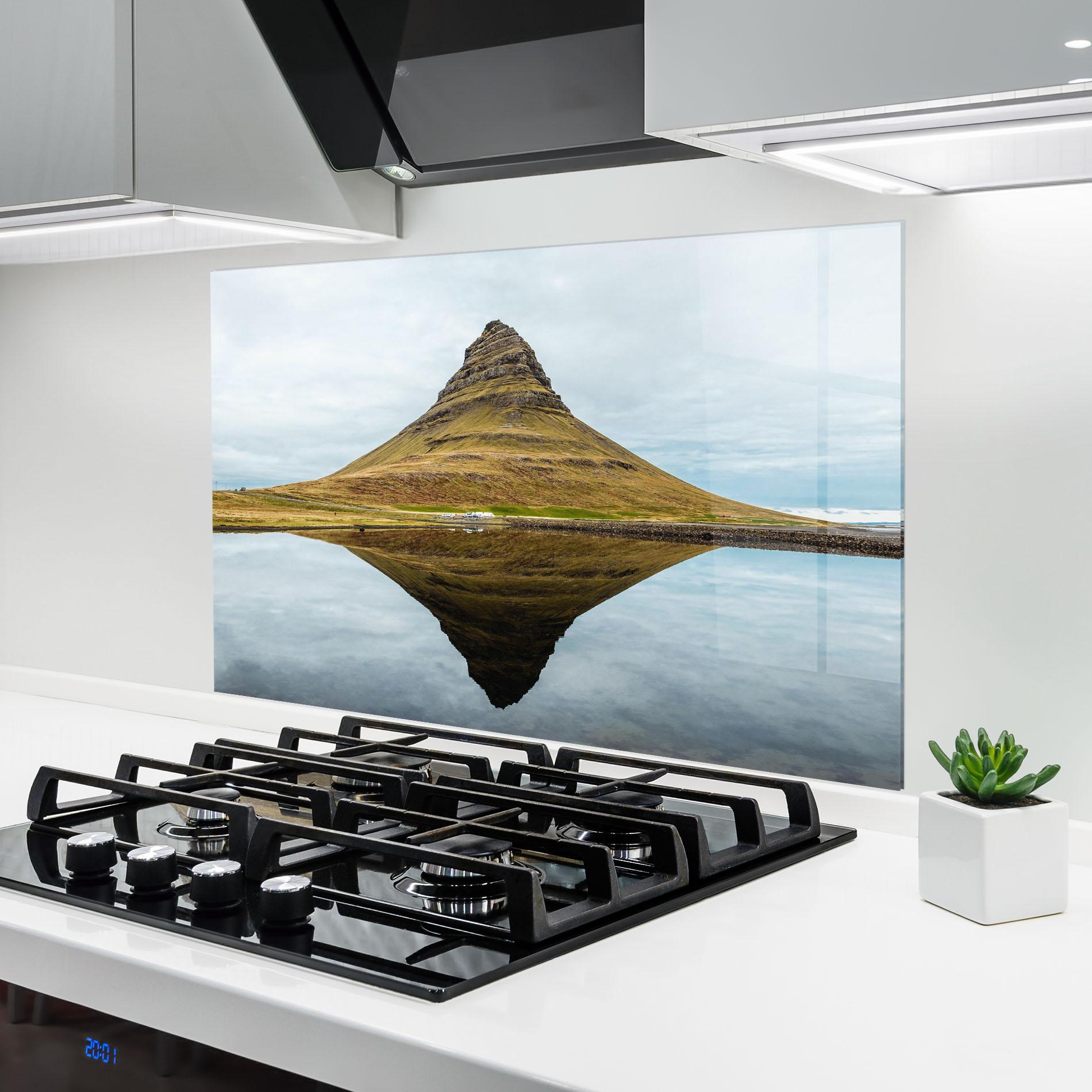 Küchenrückwand Glas Lake Cool Shape mockup 6