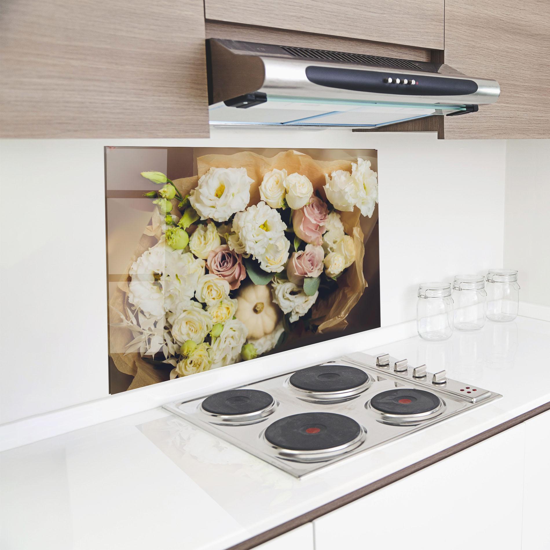 Küchenrückwand Glas White Flowers Bouquet mockup 8