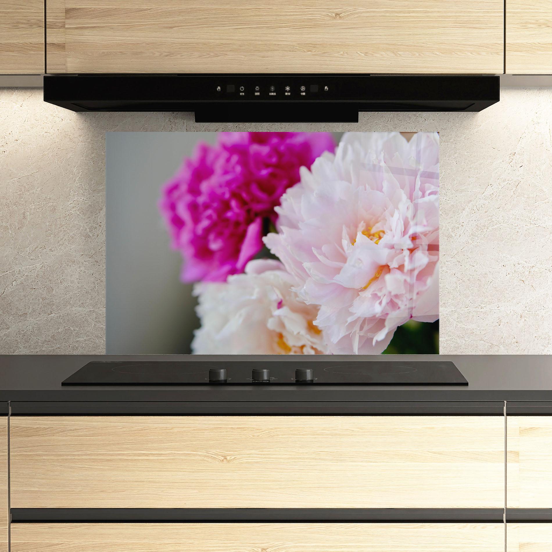 Küchenrückwand Glas Peonies Close Up mockup 3