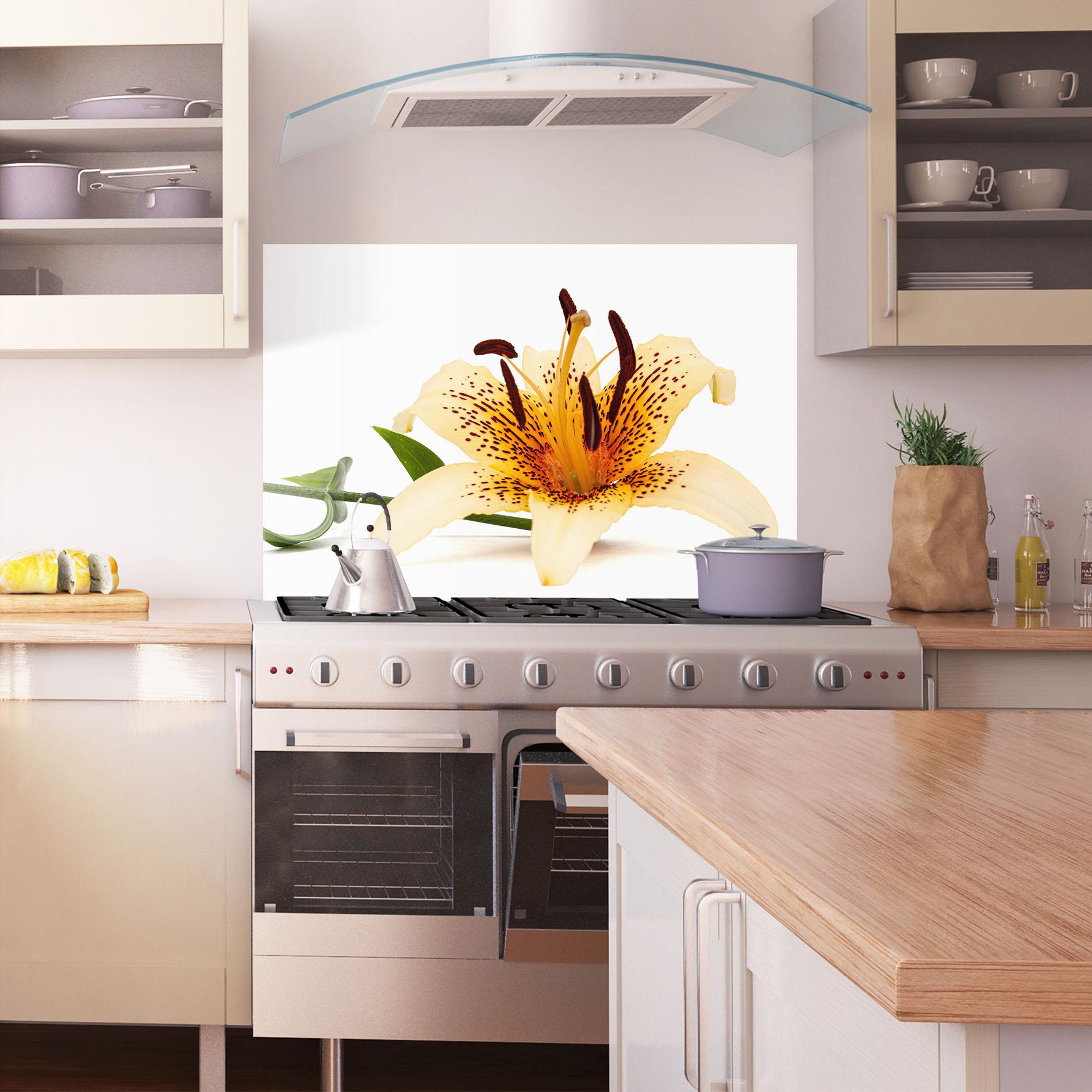 Küchenrückwand Glas Big Yellow Lily mockup 1