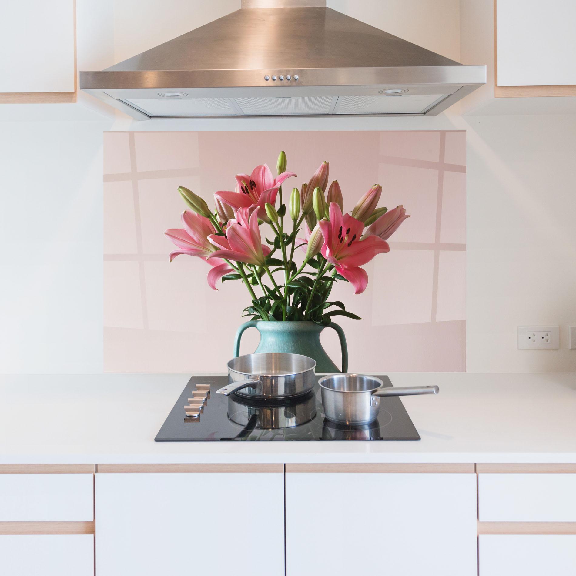 Küchenrückwand Glas Pink Lily In Vase mockup 5