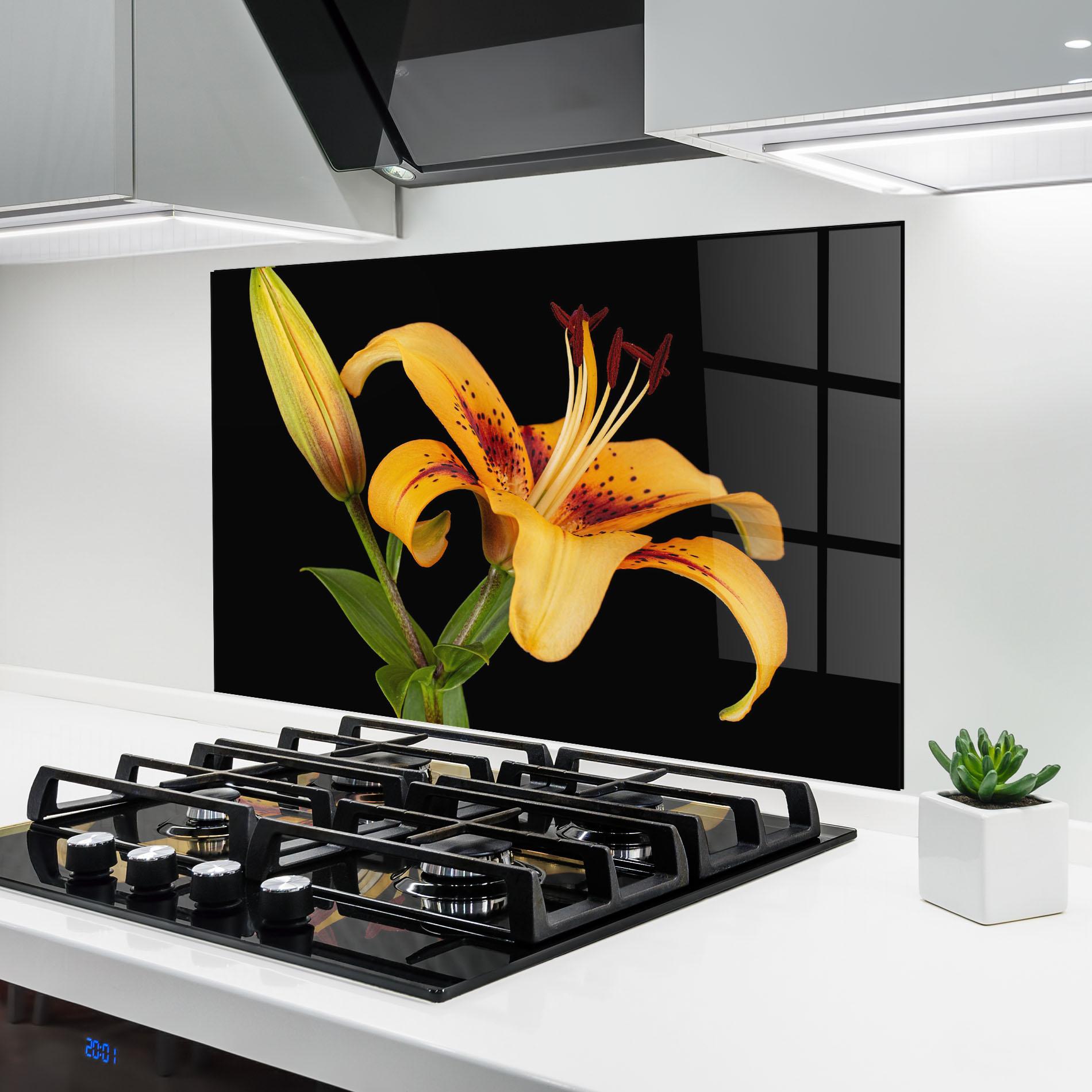 Küchenrückwand Glas Beautiful Yellow Lily mockup 6