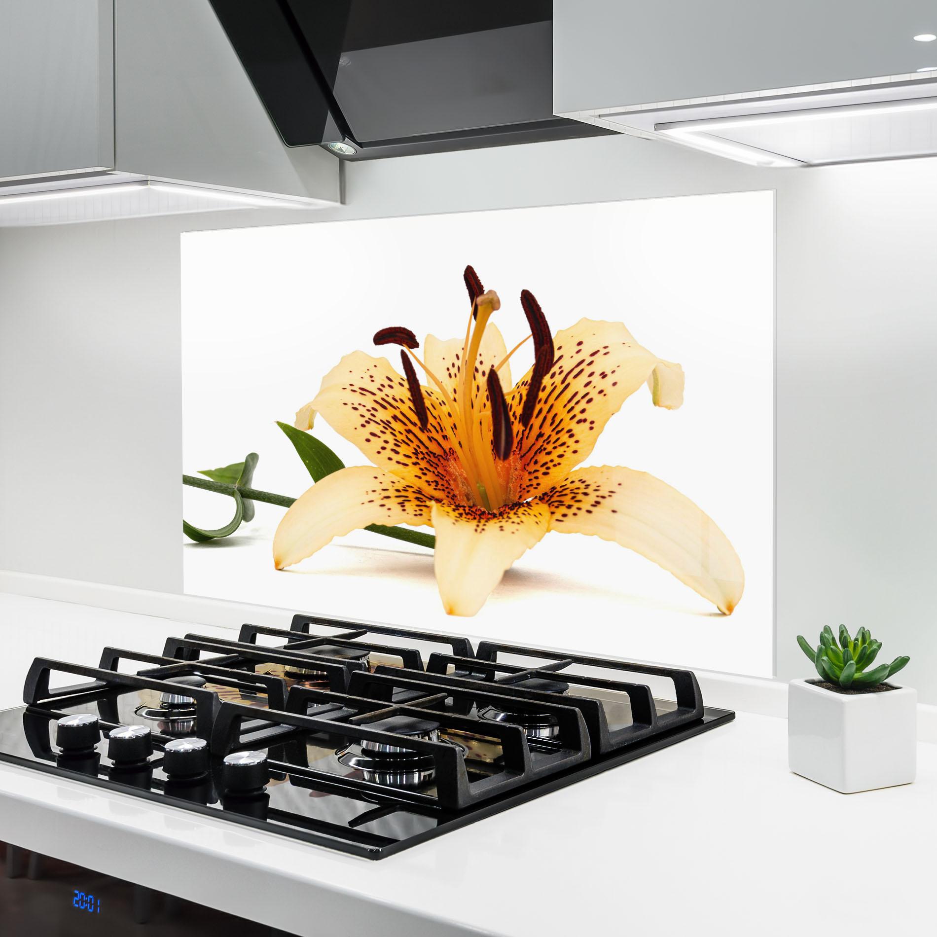 Küchenrückwand Glas Big Yellow Lily mockup 6