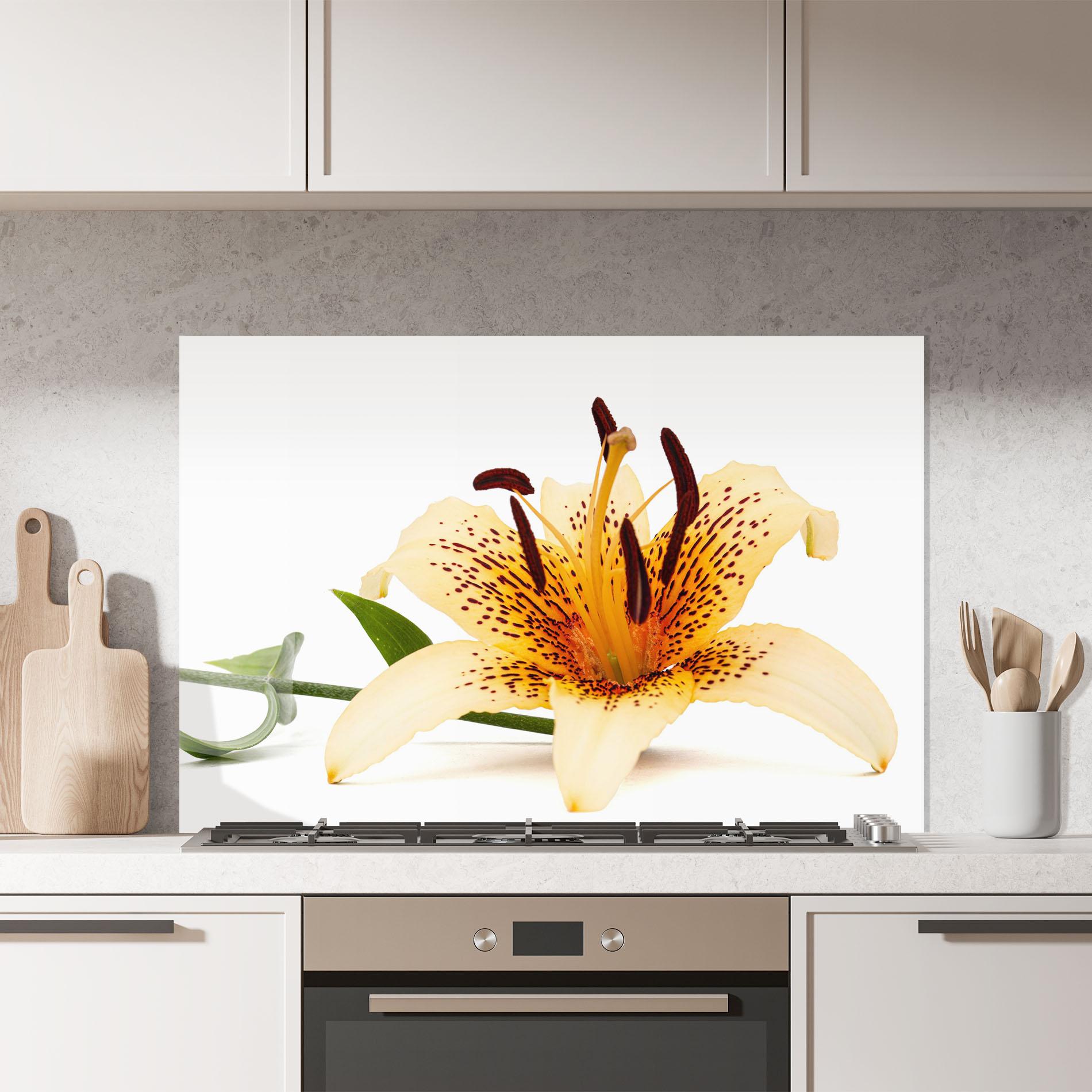 Küchenrückwand Glas Big Yellow Lily mockup 7