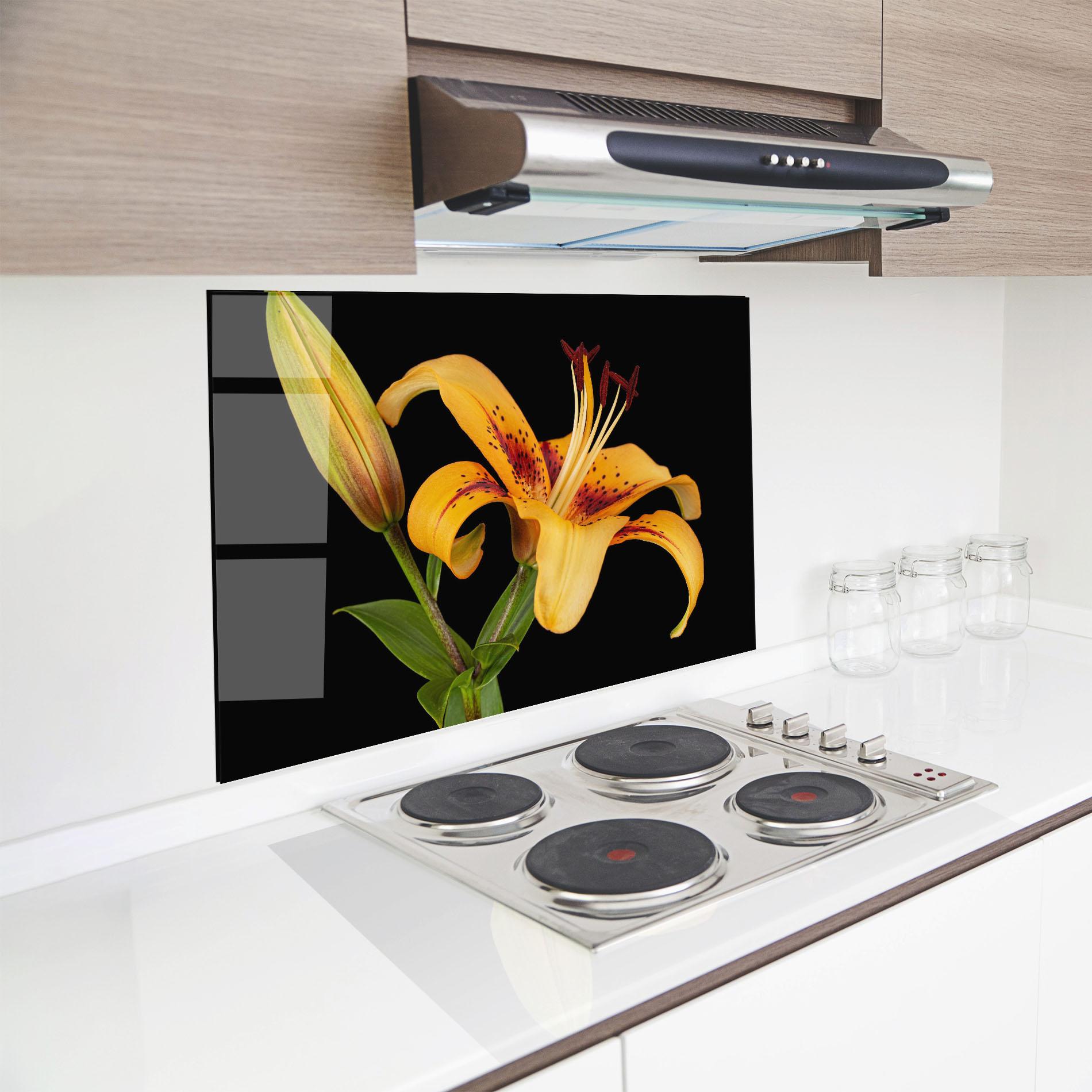 Küchenrückwand Glas Beautiful Yellow Lily mockup 8