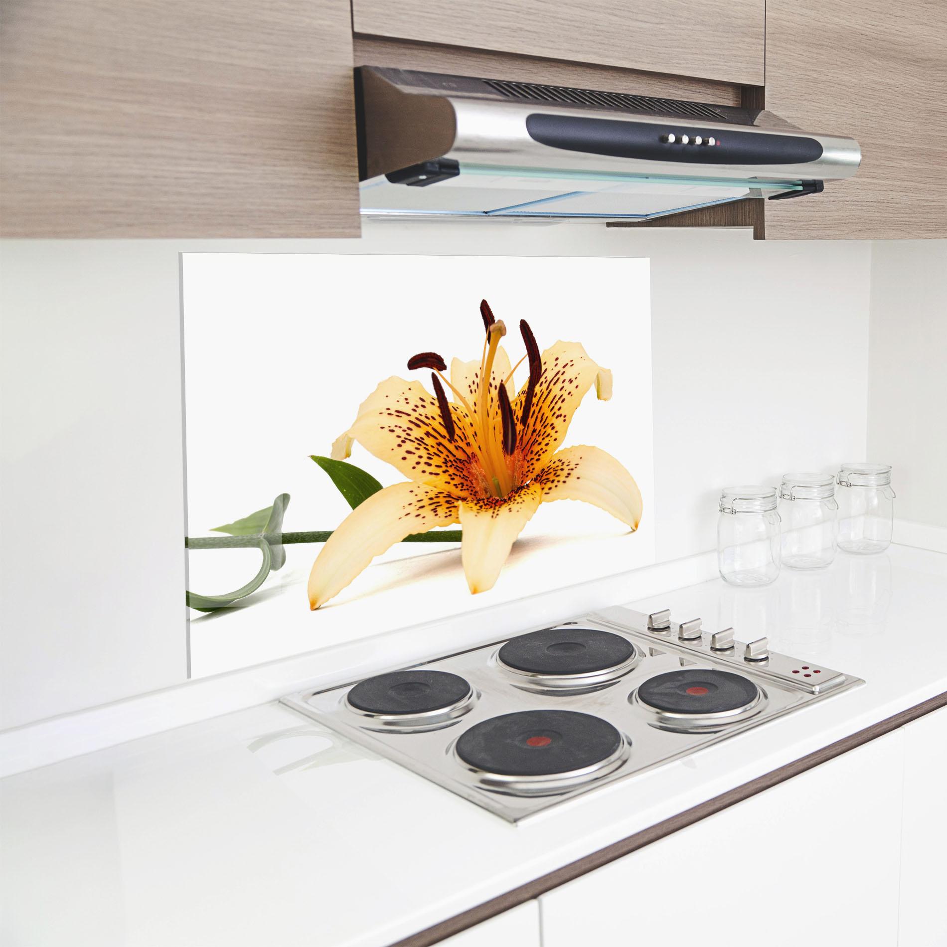 Küchenrückwand Glas Big Yellow Lily mockup 8