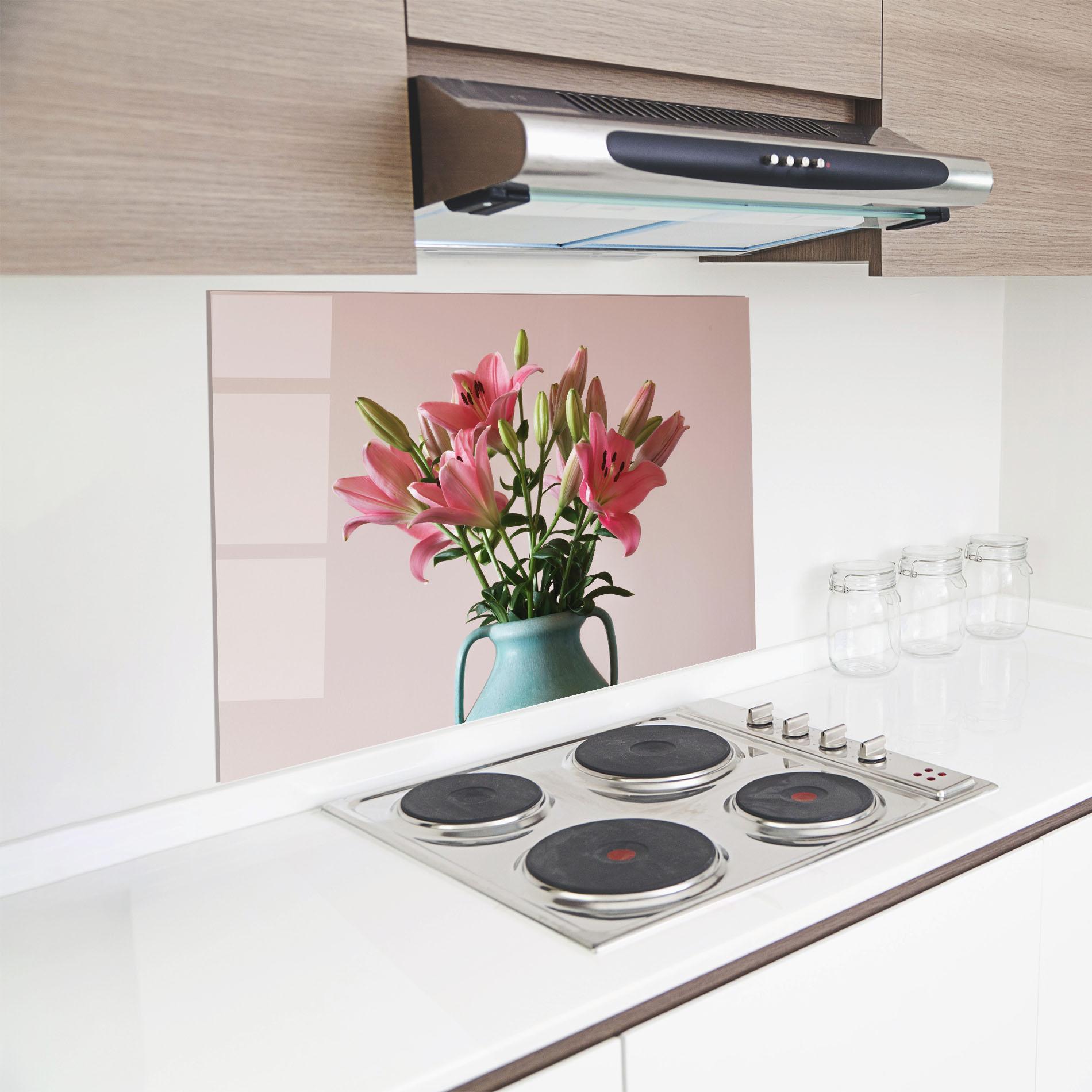 Küchenrückwand Glas Pink Lily In Vase mockup 8