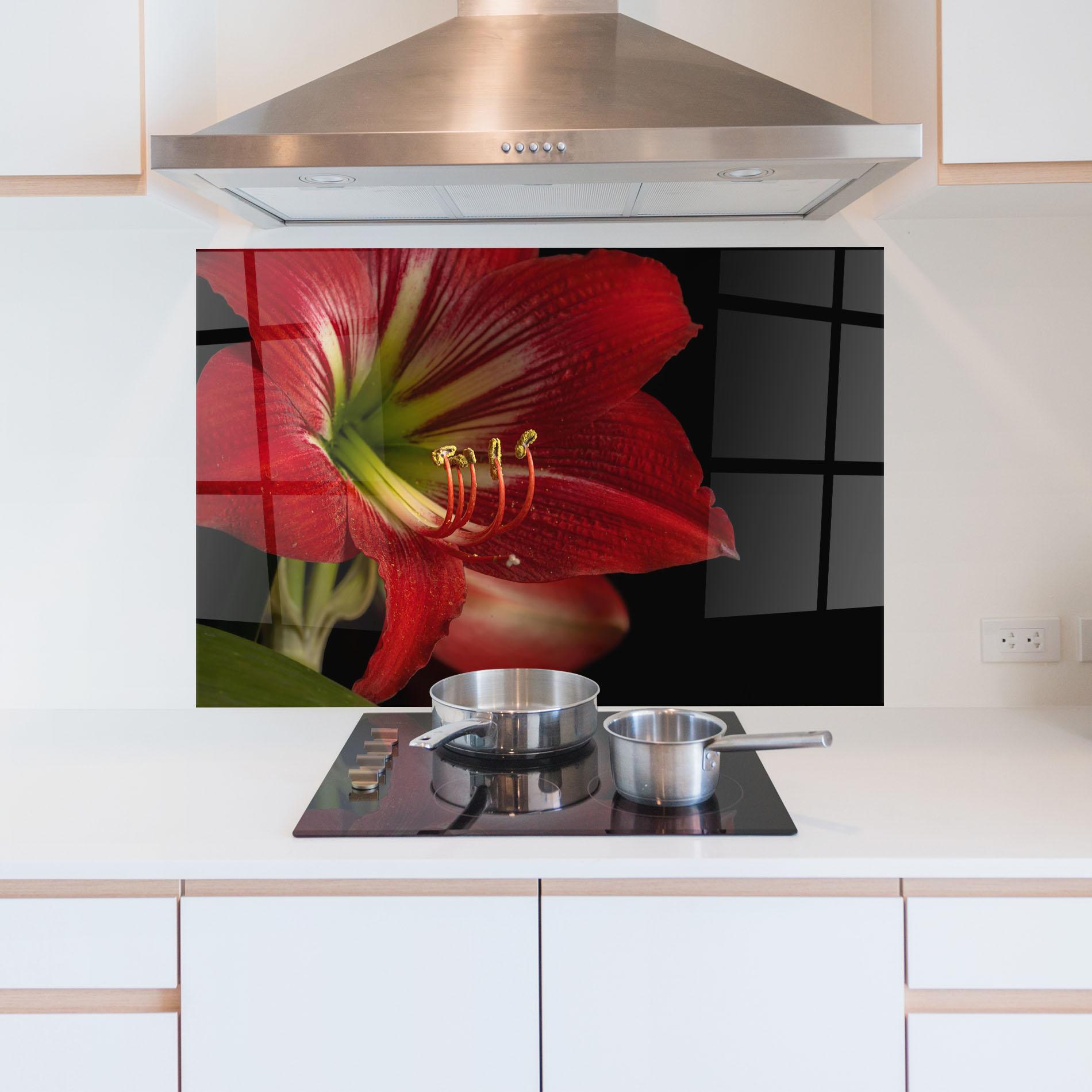 Küchenrückwand Glas Exotic Red Lily mockup 5