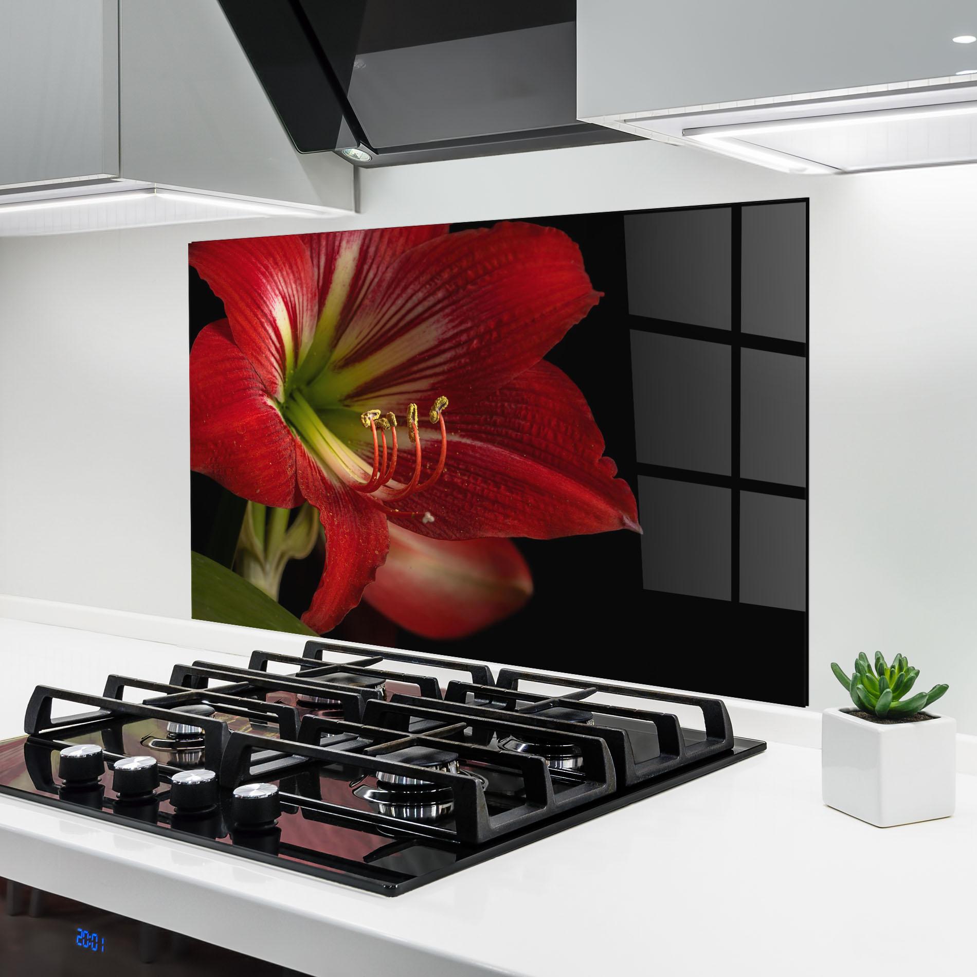 Küchenrückwand Glas Exotic Red Lily mockup 6