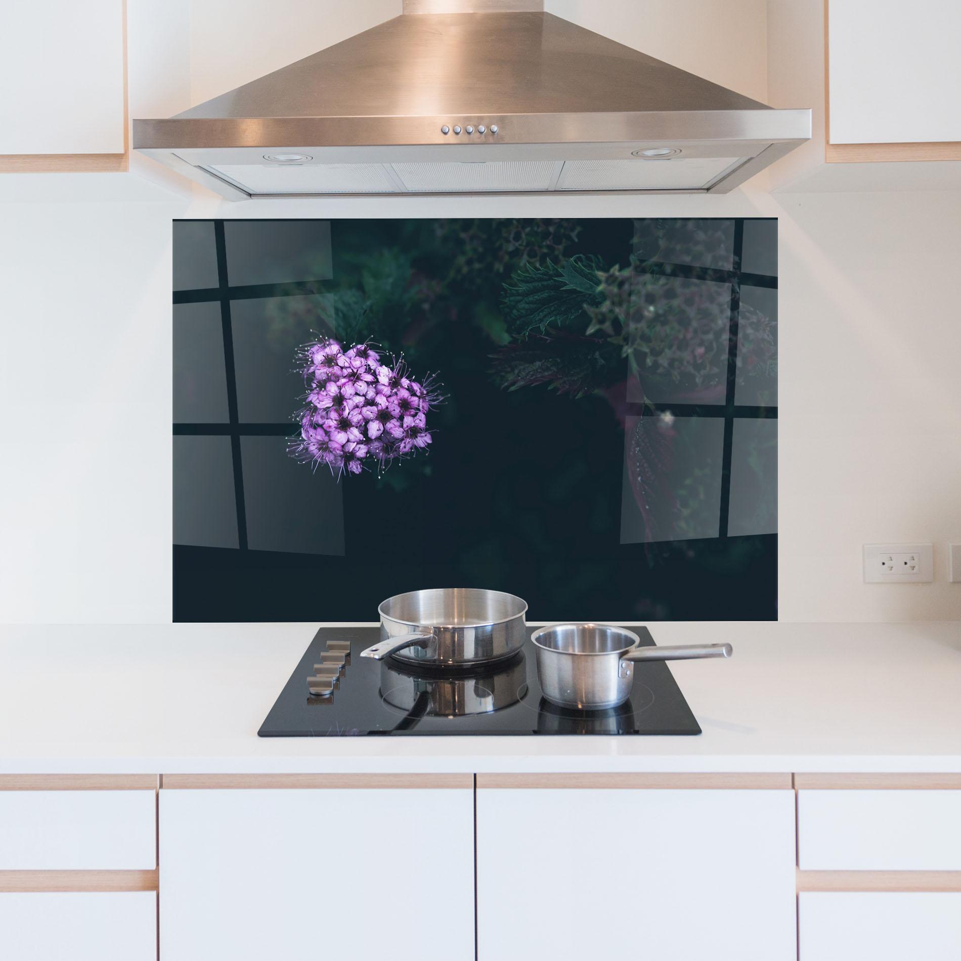 Küchenrückwand Glas Dark Purple Flower mockup 5