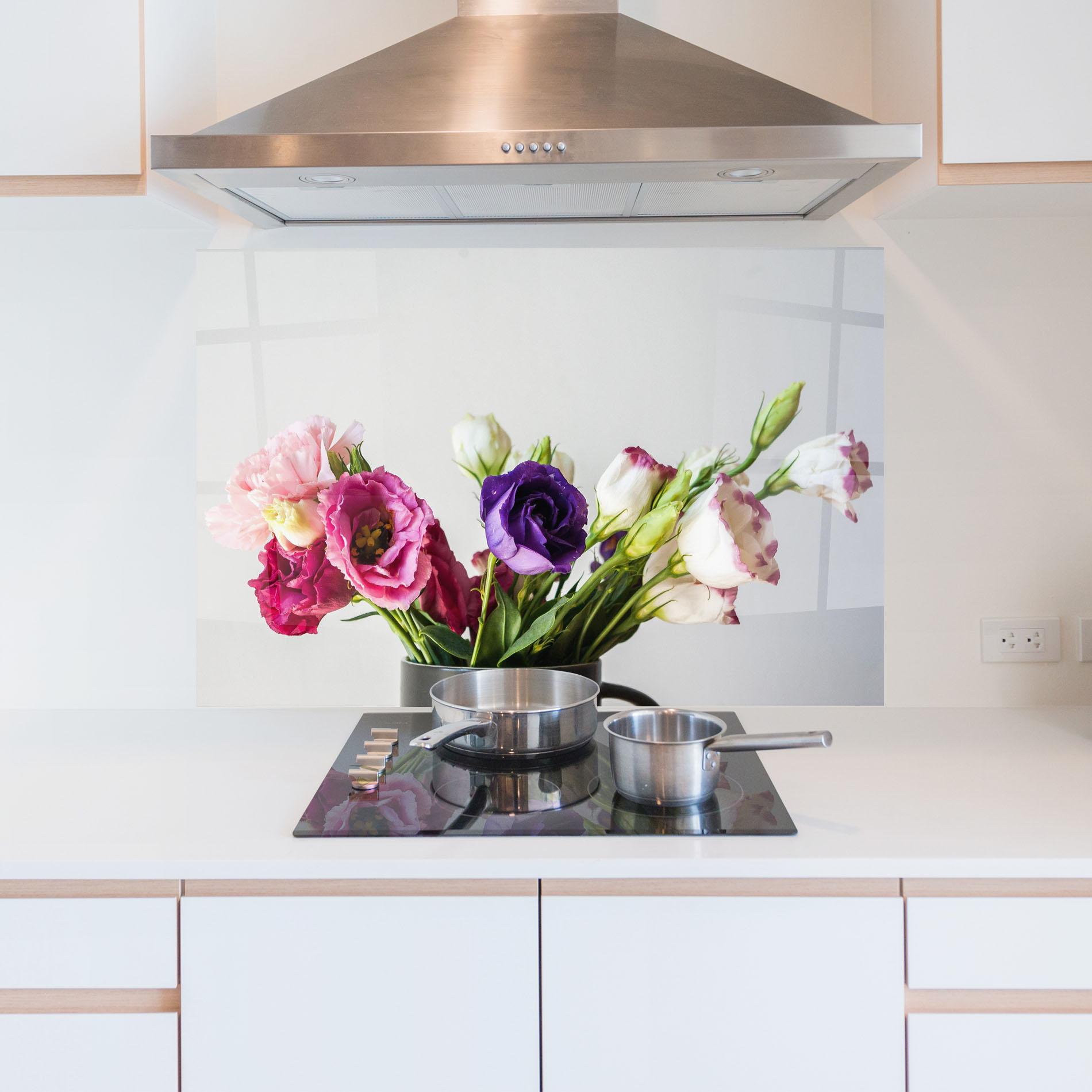 Küchenrückwand Glas Flowers In Vase mockup 5