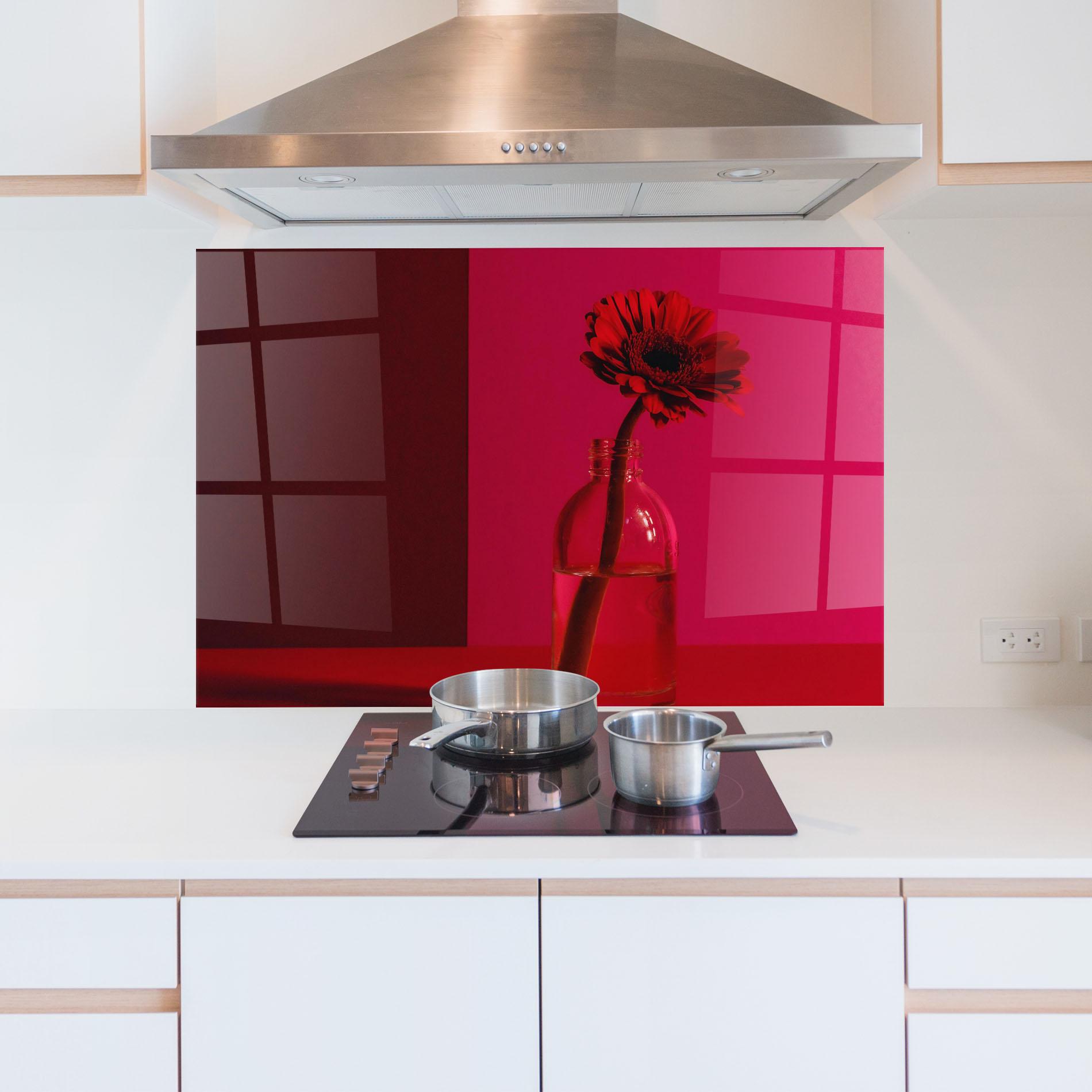 Küchenrückwand Glas Red Light Vase mockup 5