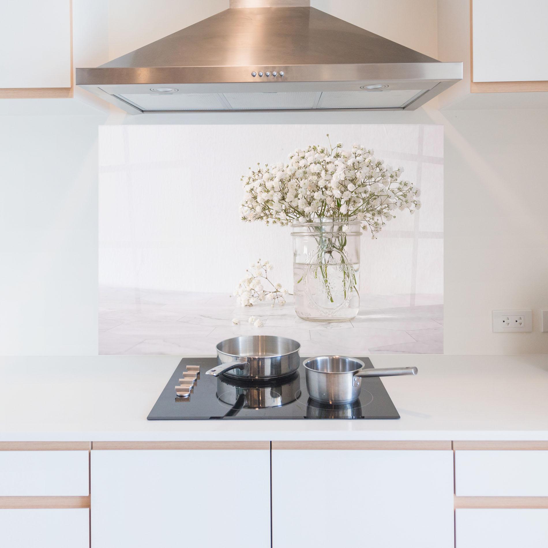 Küchenrückwand Glas White Tiny Flower Vase mockup 5