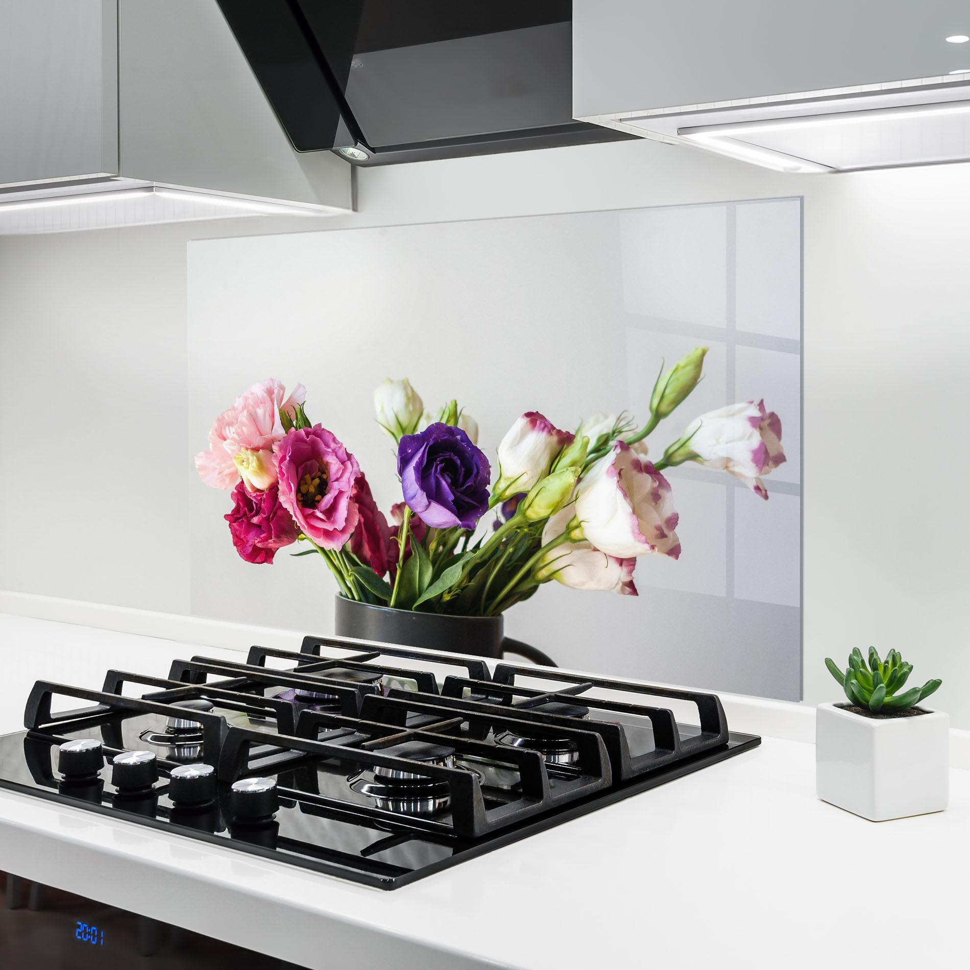 Küchenrückwand Glas Flowers In Vase mockup 6