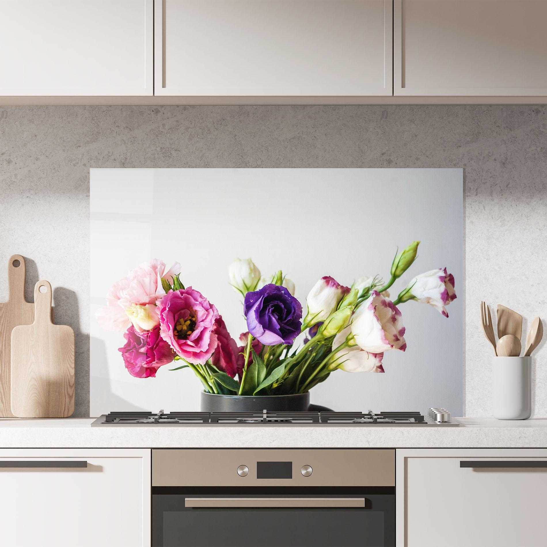 Küchenrückwand Glas Flowers In Vase mockup 7