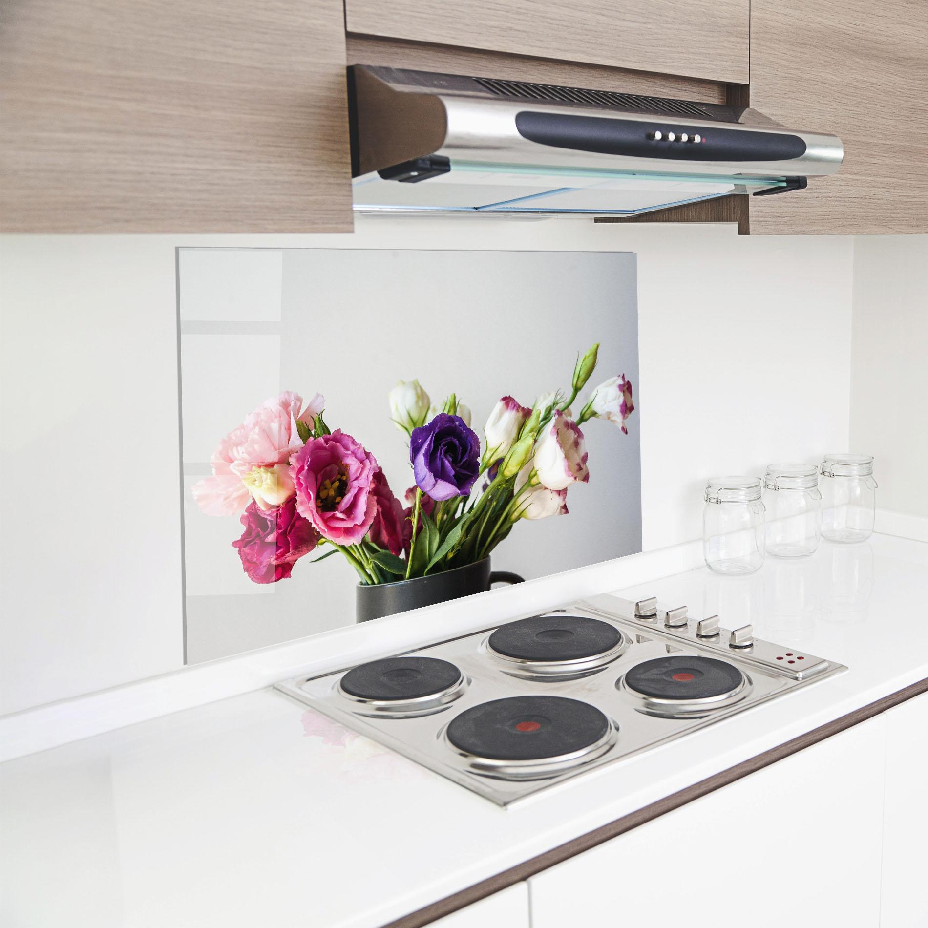 Küchenrückwand Glas Flowers In Vase mockup 8