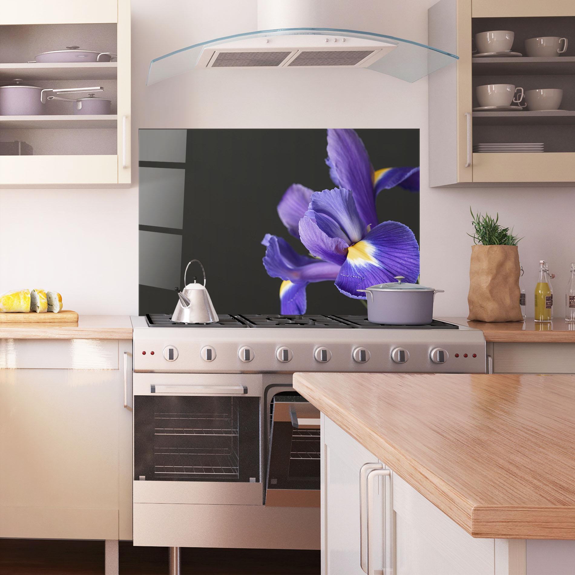 Küchenrückwand Glas Iris On Black mockup 1