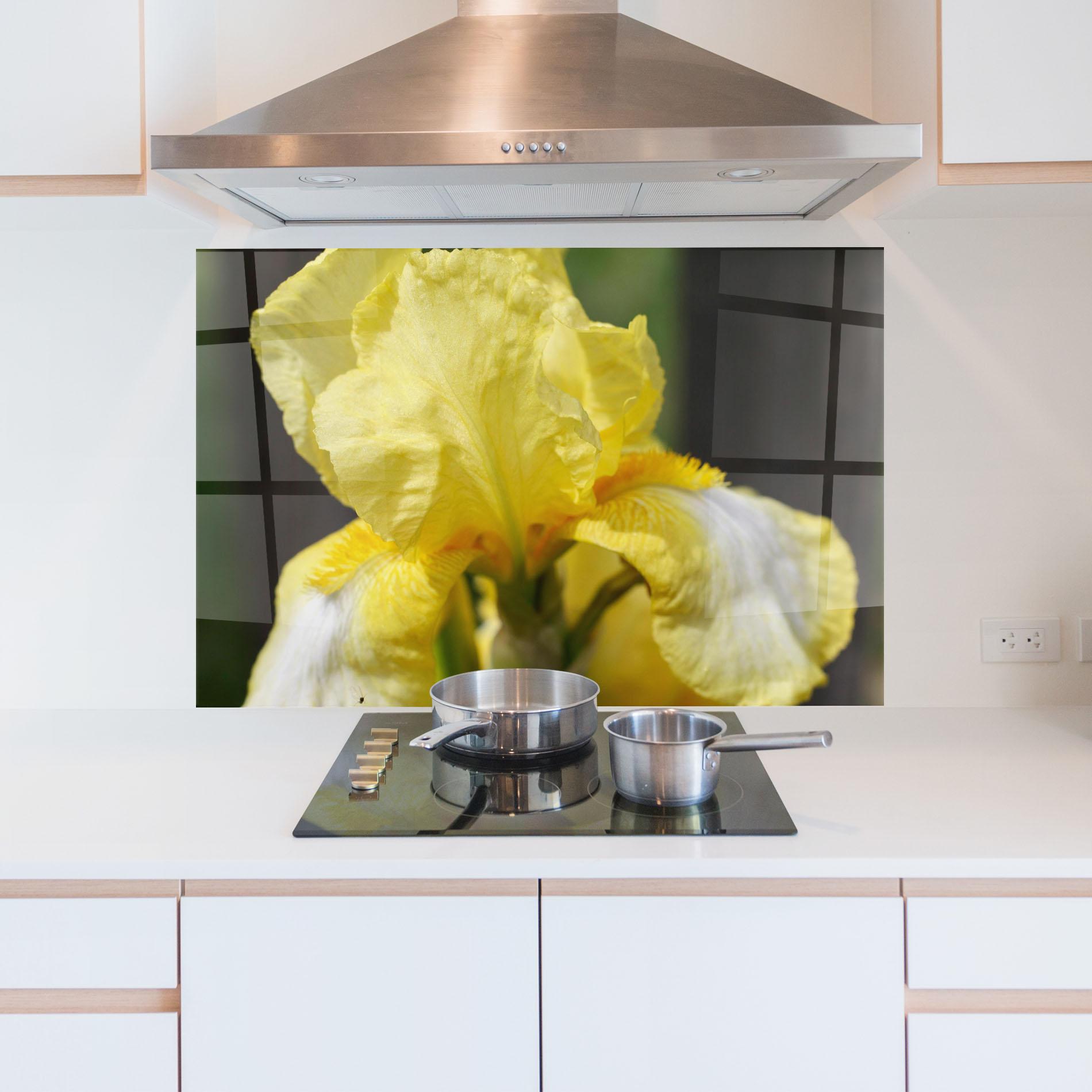Küchenrückwand Glas Garden Yellow Iris mockup 5