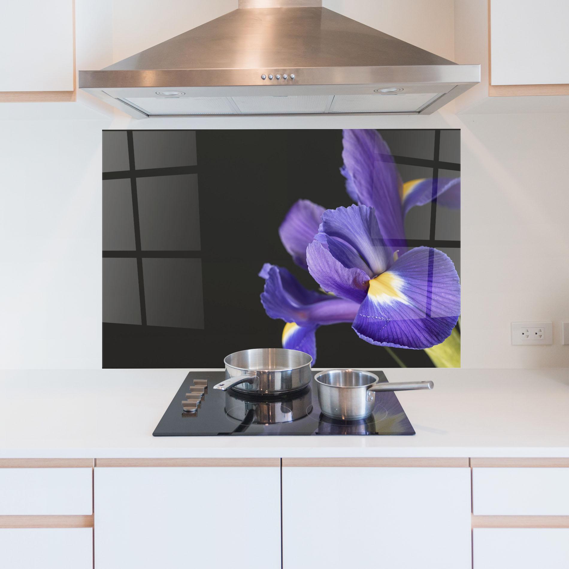 Küchenrückwand Glas Iris On Black mockup 5