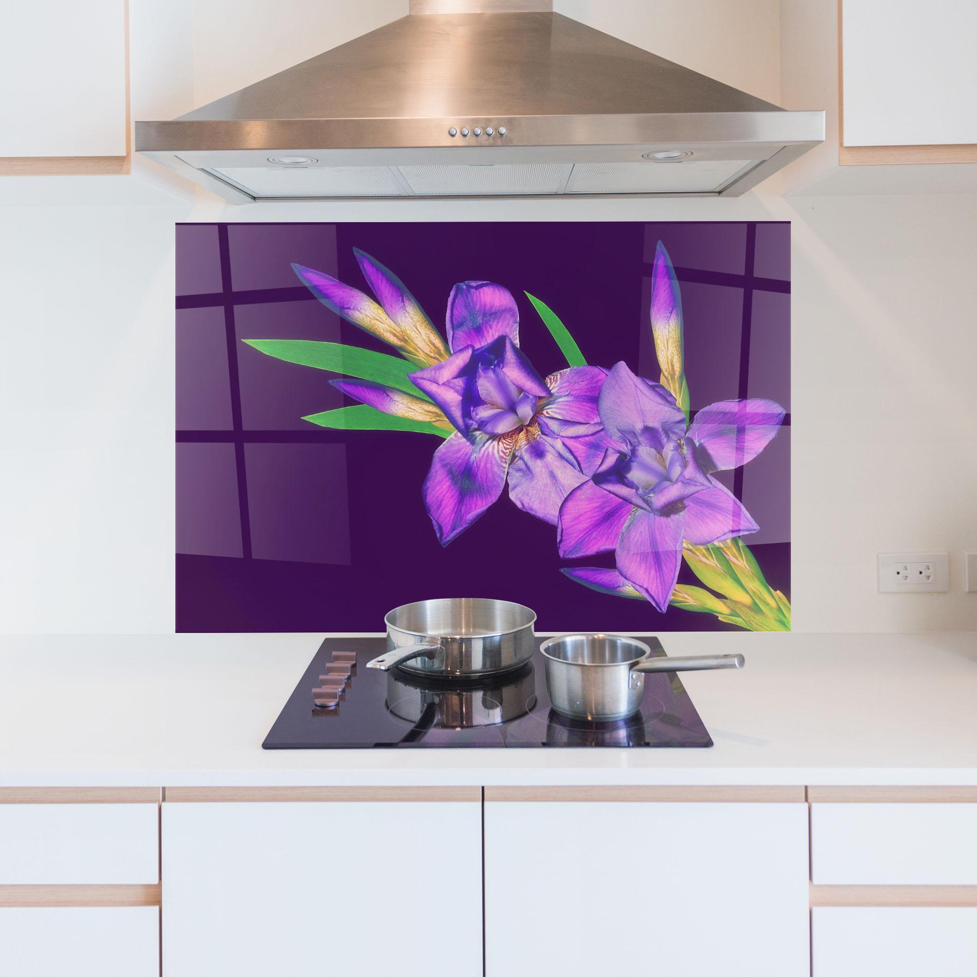 Küchenrückwand Glas Iris On Purple mockup 5