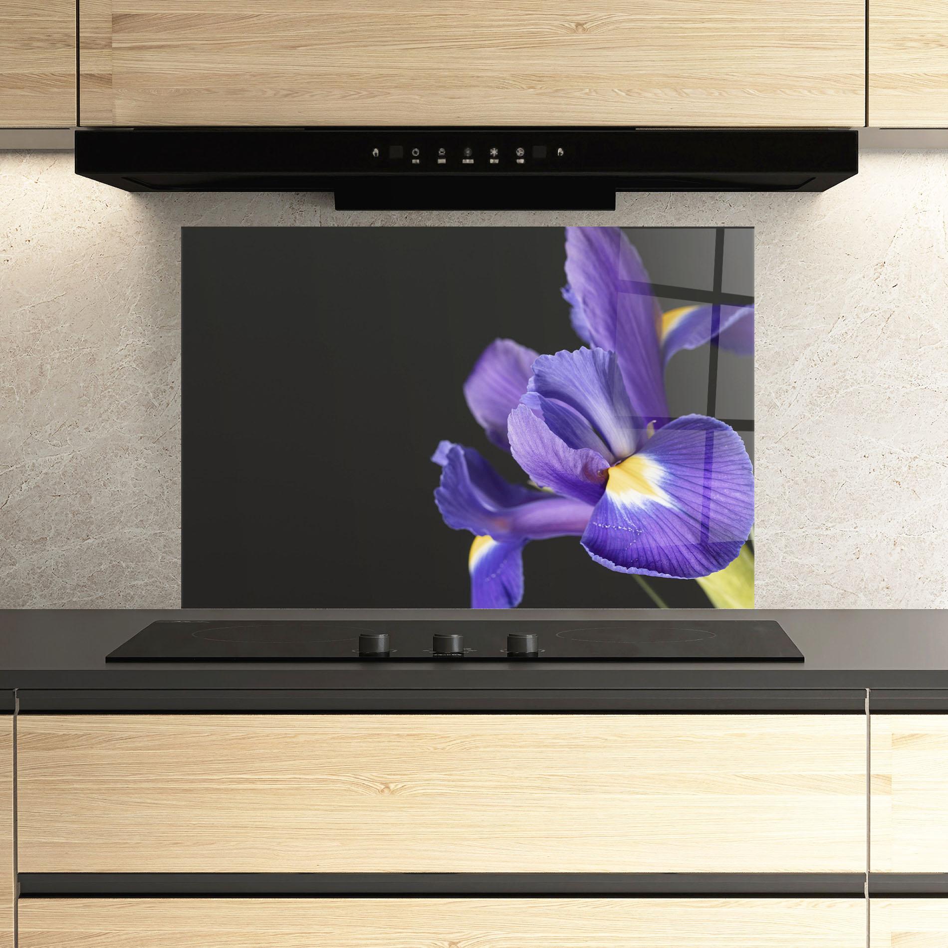 Küchenrückwand Glas Iris On Black mockup 3