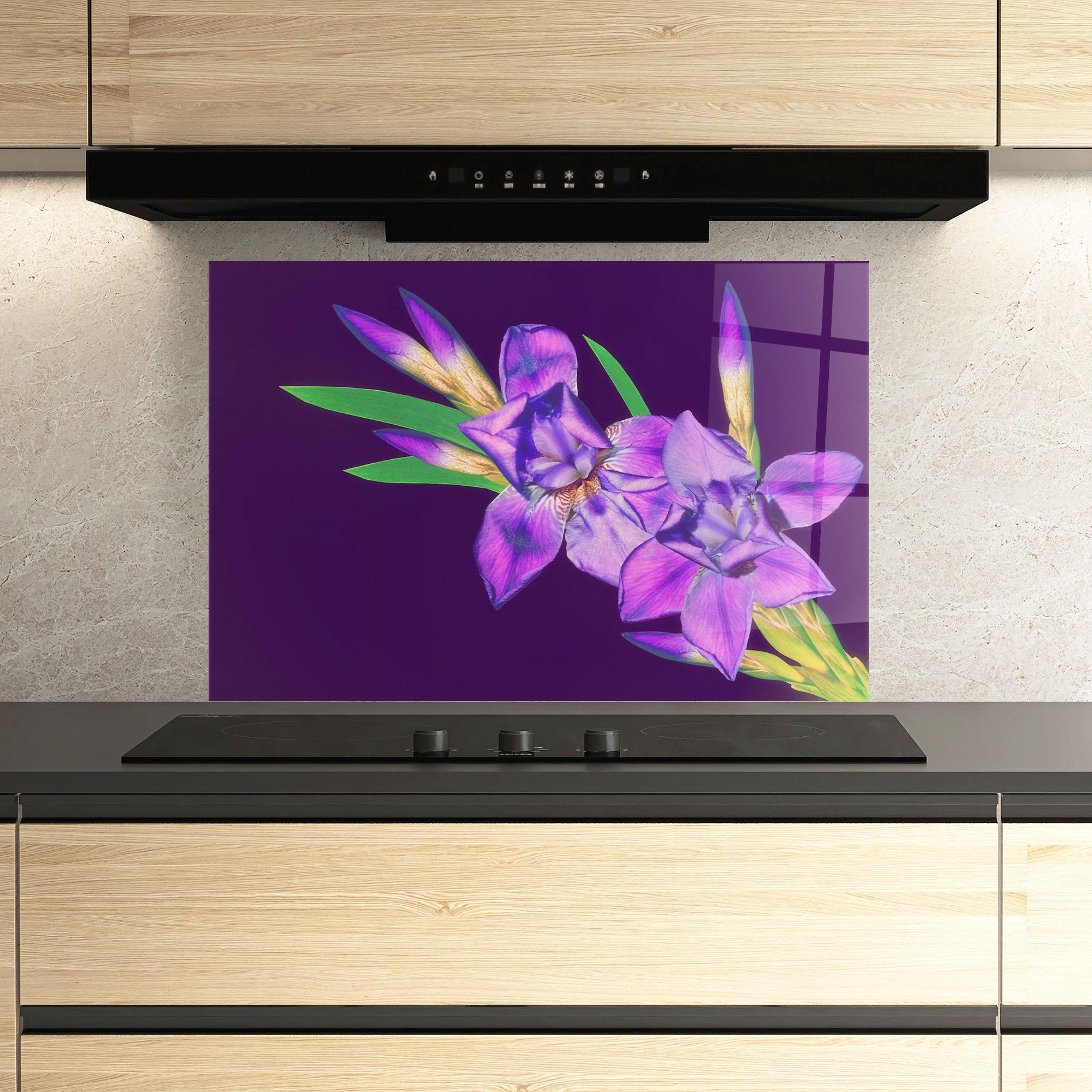 Küchenrückwand Glas Iris On Purple mockup 3